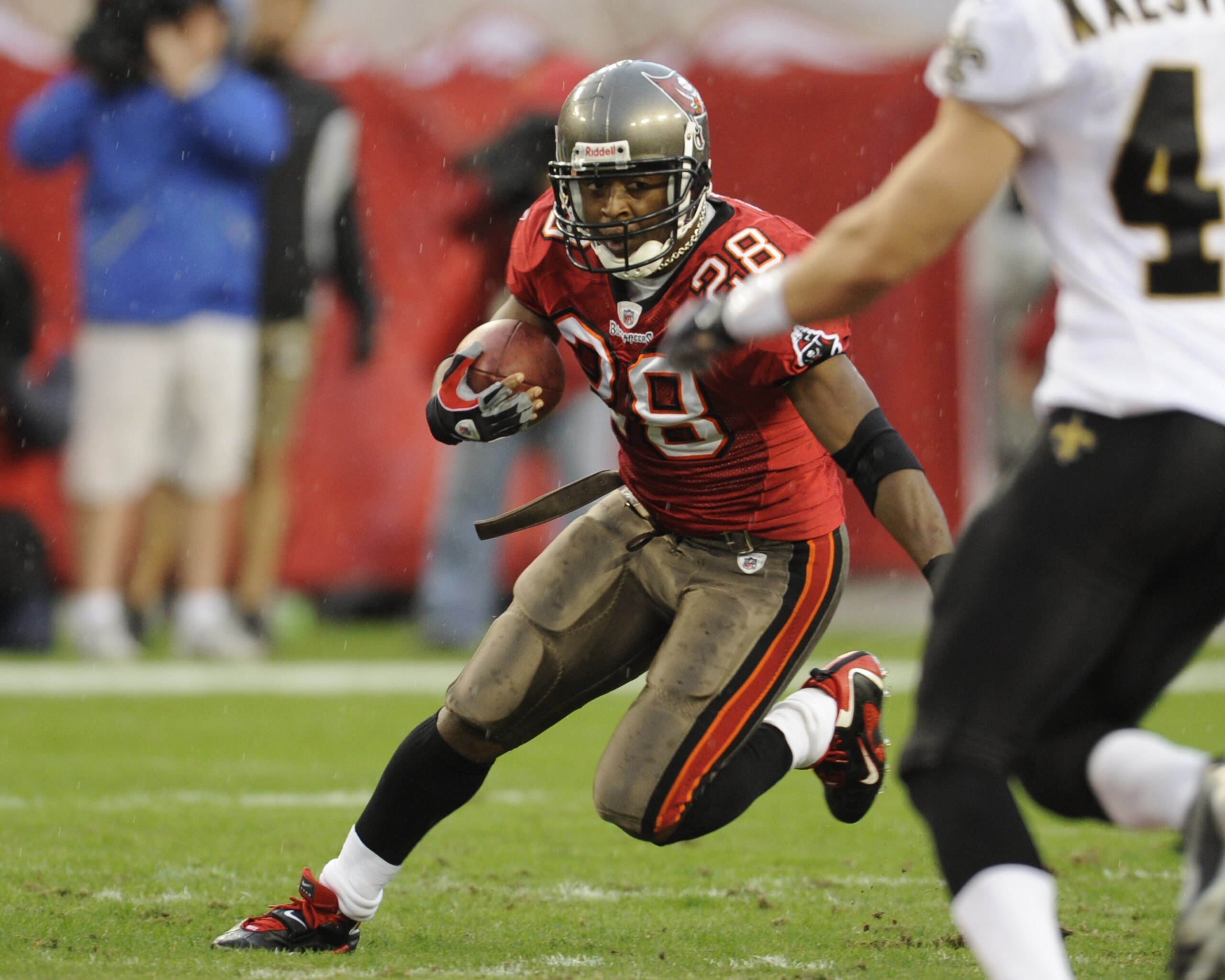 TAMPA, FL - NOVEMBER 30: Running back Warrick Dunn #28 of the Tampa Bay Buccaneers rushes upfield against the New Orleans Saints at Raymond James Stadium on November 30, 2008 in Tampa, Florida.  (Photo by Al Messerschmidt/Getty Images)