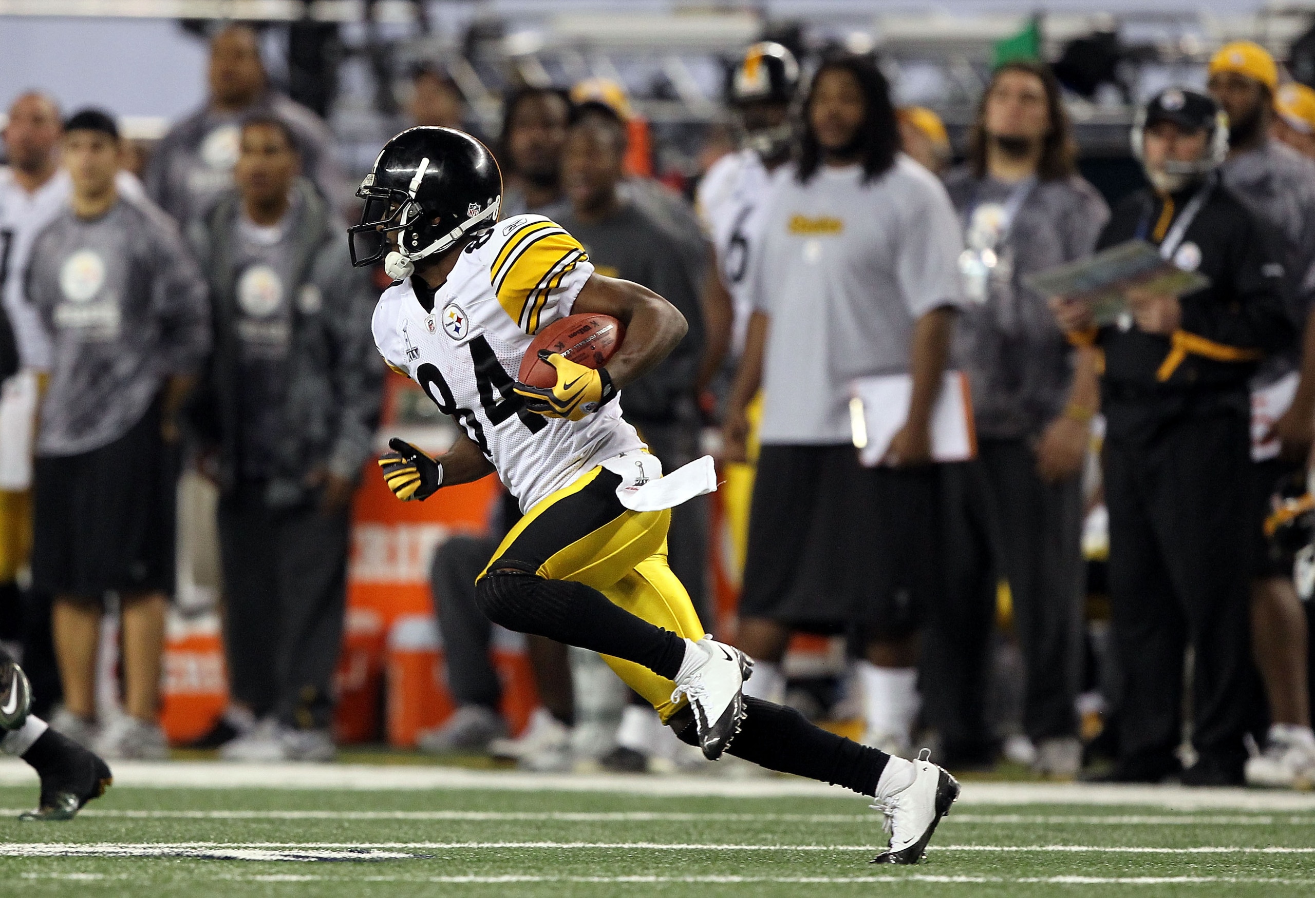 ARLINGTON, TX - FEBRUARY 06: Antonio Brown #84 of the Pittsburgh Steelers returns a kick against the Green Bay Packers during Super Bowl XLV at Cowboys Stadium on February 6, 2011 in Arlington, Texas. The Packers won 31-25. (Photo by Al Bello/Getty Imag ARLINGTON, TX - FEBRUARY 06: Antonio Brown #84 of the Pittsburgh Steelers returns a kick against the Green Bay Packers during Super Bowl XLV at Cowboys Stadium on February 6, 2011 in Arlington, Texas. The Packers won 31-25. (Photo by Al Bello/Getty Imag