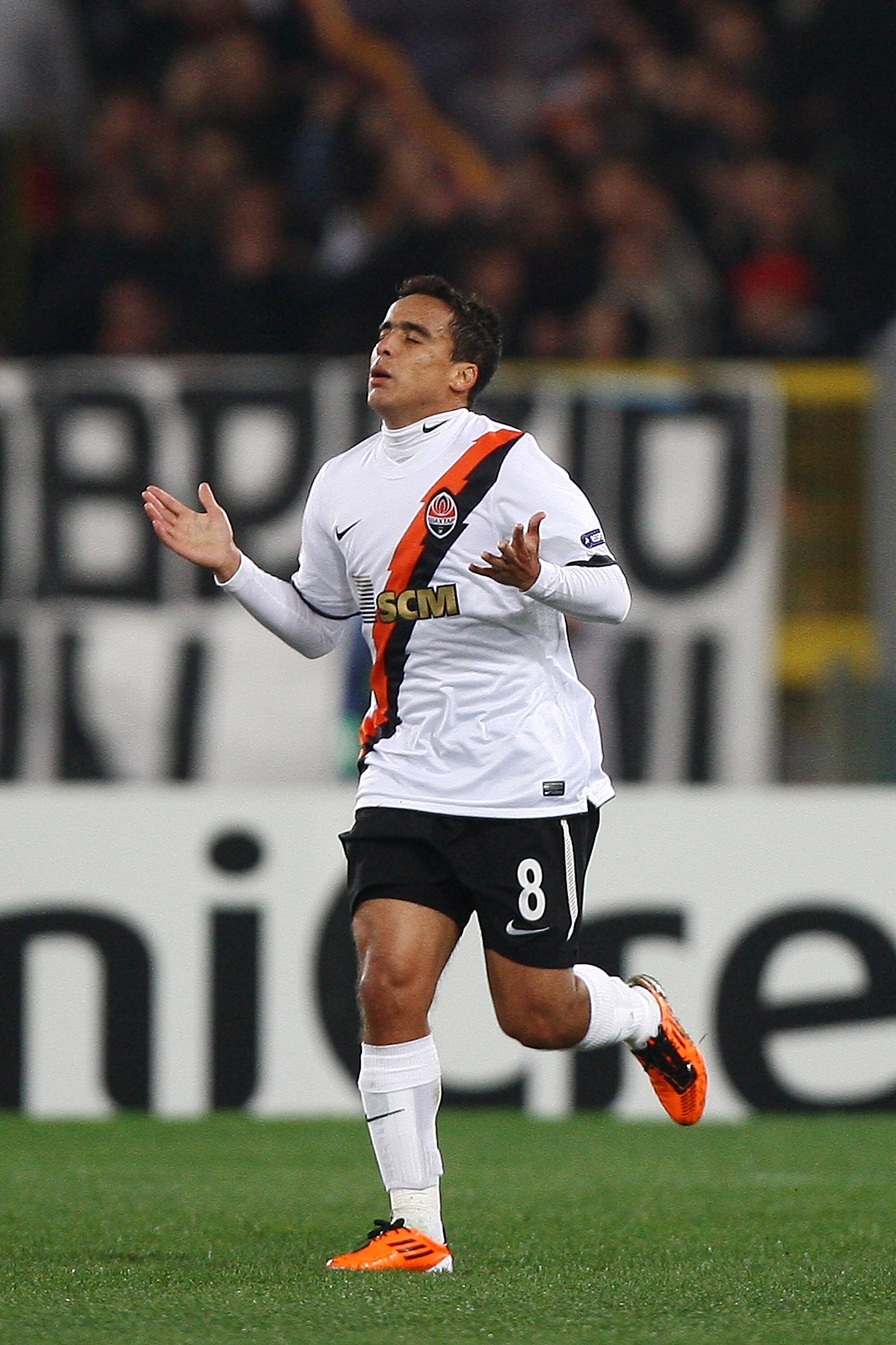 ROME, ITALY - FEBRUARY 16: Jadson of Shakhtar Donetsk celebrates after scoring his first goal during the UEFA Champions League round of 16 first leg match between AS Roma and Shakhtar Donetsk at Stadio Olimpico on February 16, 2011 in Rome, Italy.  (Photo