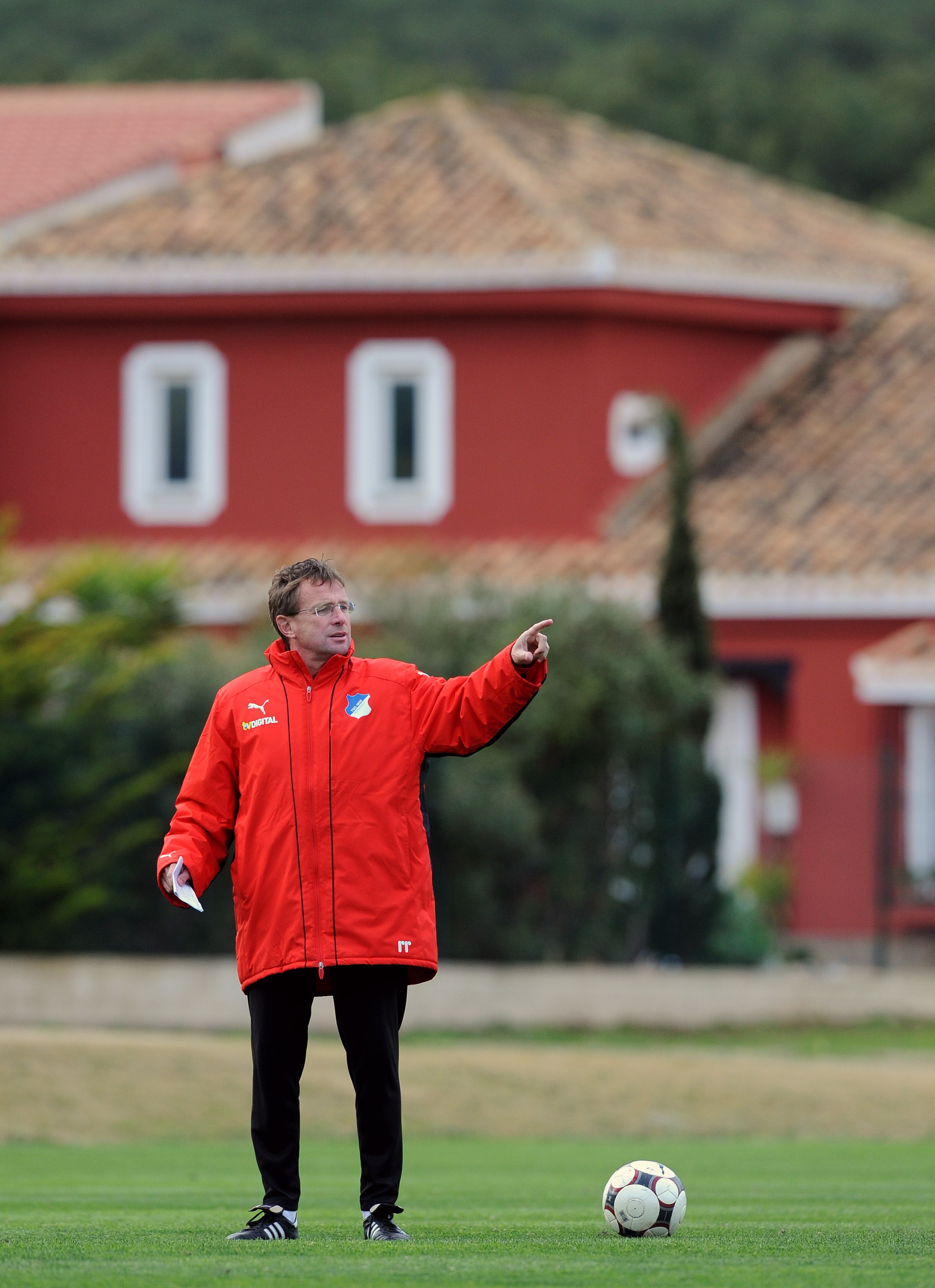 LA MANGA, SPAIN - JANUARY 13:  Coach Ralf Rangnick of 1899 Hoffenheim instructs his players during day five of his team's training camp on January 13, 2009 in La Manga, Spain.  (Photo by Jasper Juinen/Getty Images)
