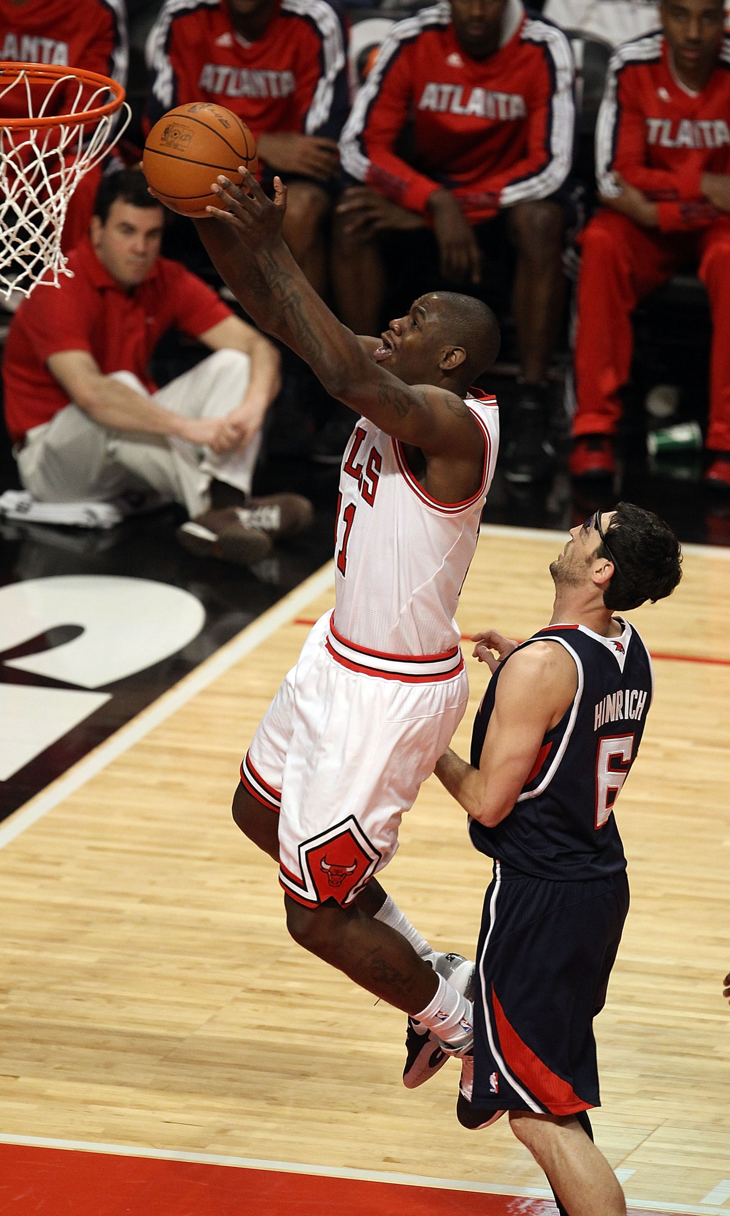 CHICAGO, IL - MARCH 11: Ronnie Brewer #11 of the Chicago Bulls puts up a shot past Kirk Hinrich #6 of the Atlanta Hawks at the United Center on March 11, 2011 in Chicago, Illinois. The Bulls defeated the Hawks 94-76. NOTE TO USER: User expressly acknowled