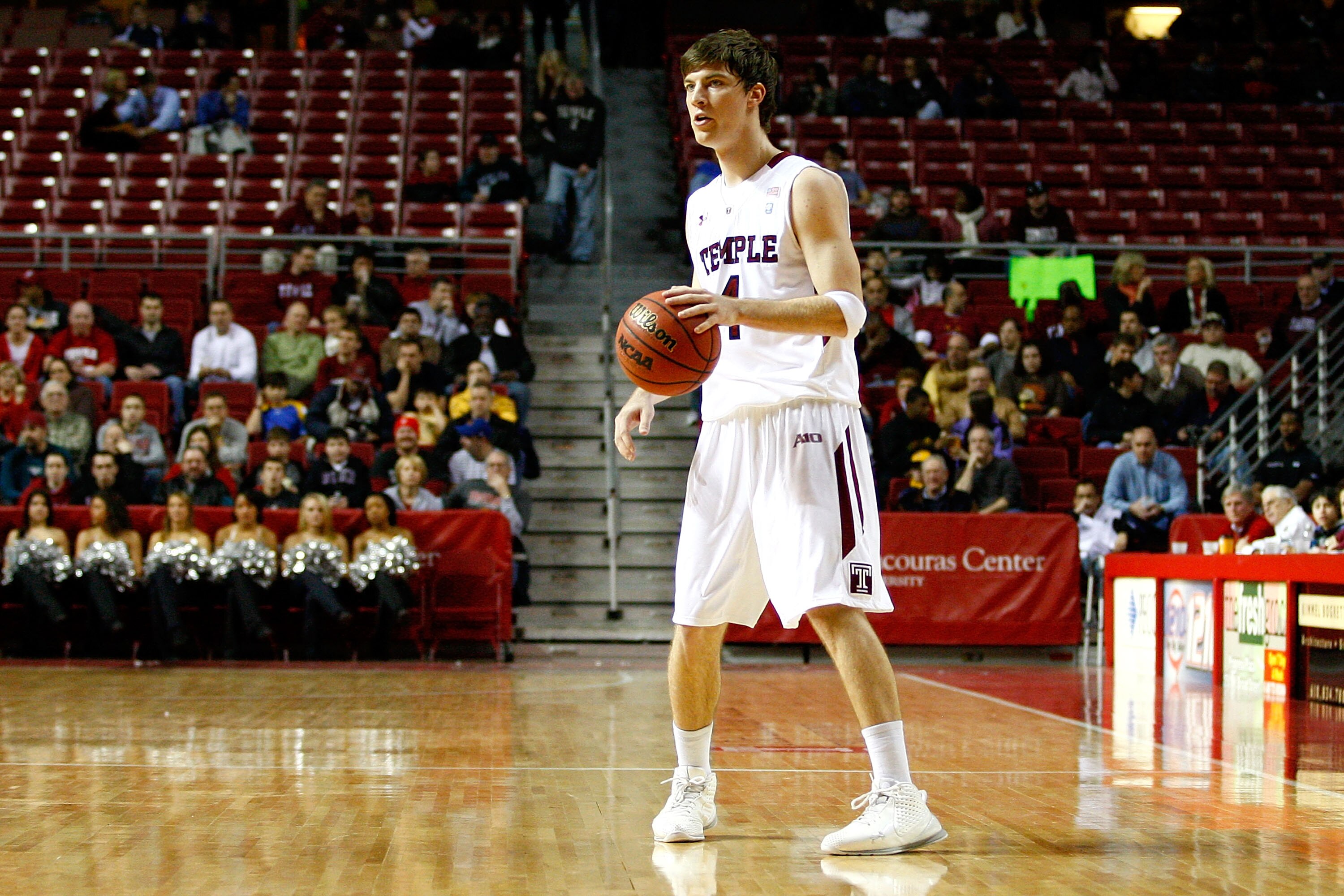 PHILADELPHIA, PA - DECEMBER 18:  Juan Fernandez #4 of the Temple Owls runs the offense against the Northern Illinois Huskies at the Liacouras Center on December 18, 2010 in Philadelphia, Pennsylvania.  (Photo by Chris Chambers/Getty Images)