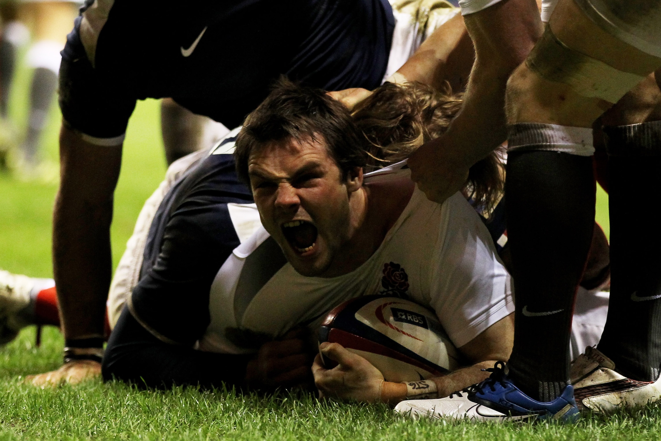 LONDON, ENGLAND - FEBRUARY 26:  Ben Foden of England  goes over to score a try during the RBS 6 Nations Championship match between England and France at Twickenham Stadium on February 26, 2011 in London, England.  (Photo by David Rogers/Getty Images)