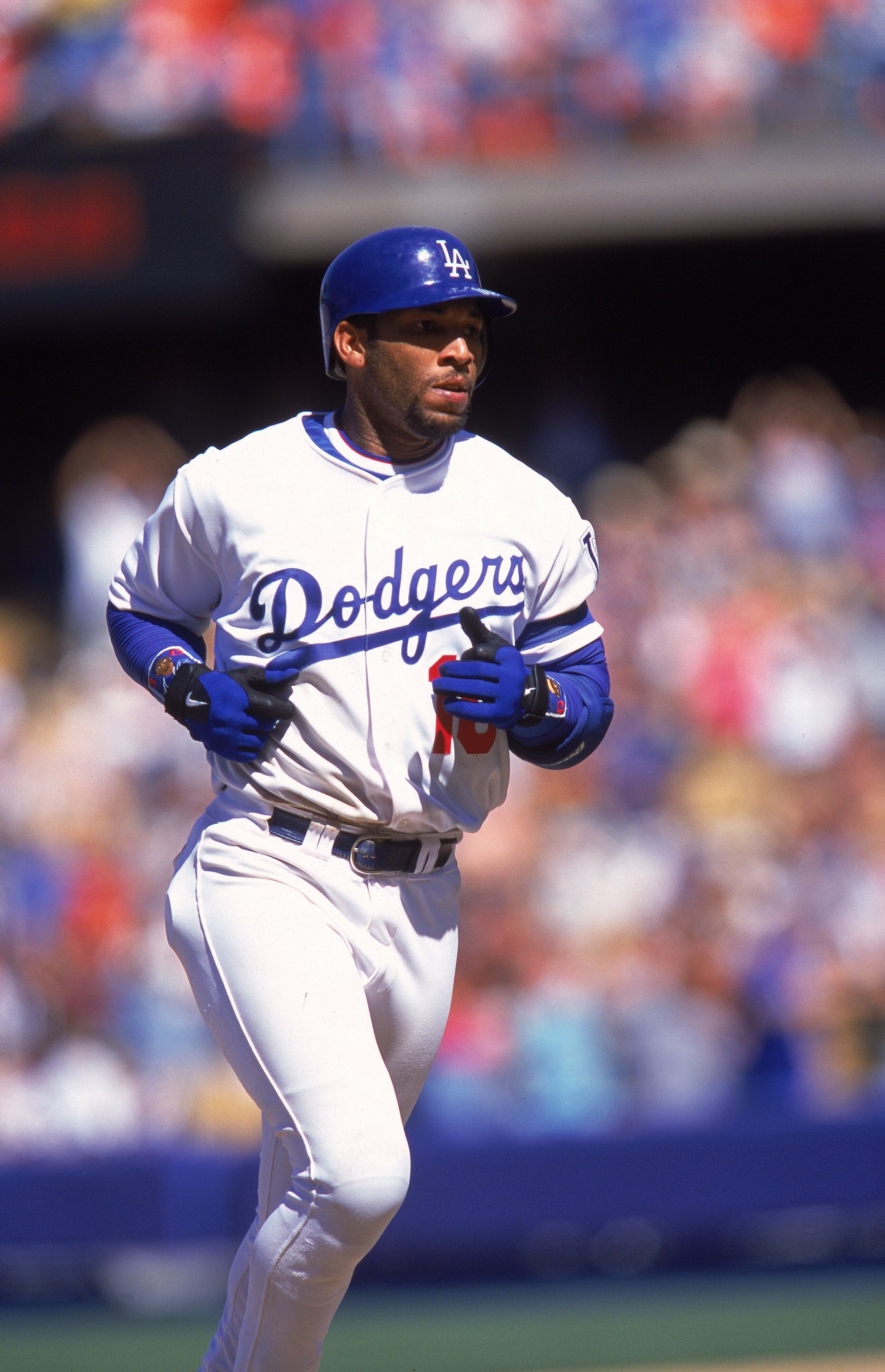 18 Aug 2000: Gary Sheffield #10 of the Los Angeles Dodgers runs the bases during the game against the New York Mets at Dodger Stadium in Los Angeles, California.  The Dodgers defeated the Mets 1-4.Mandatory Credit: Stephen Dunn  /Allsport