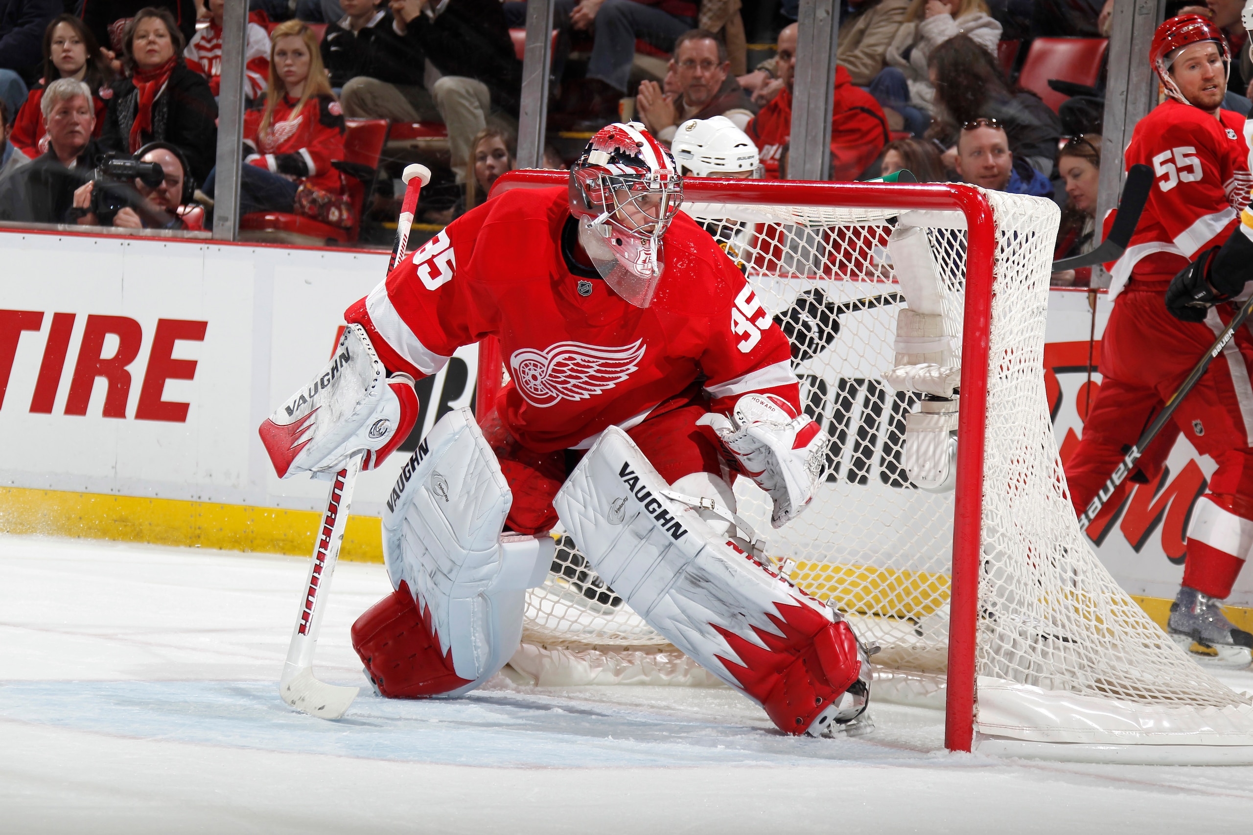 DETROIT, MI - FEBRUARY 13: Jimmy Howard #35 of the Detroit Red Wings watches the puck while playing against the Boston Bruins on February 13, 2011 in Detroit, Michigan. (Photo by Gregory Shamus/Getty Images) DETROIT, MI - FEBRUARY 13: Jimmy Howard #35 of the Detroit Red Wings watches the puck while playing against the Boston Bruins on February 13, 2011 in Detroit, Michigan. (Photo by Gregory Shamus/Getty Images)