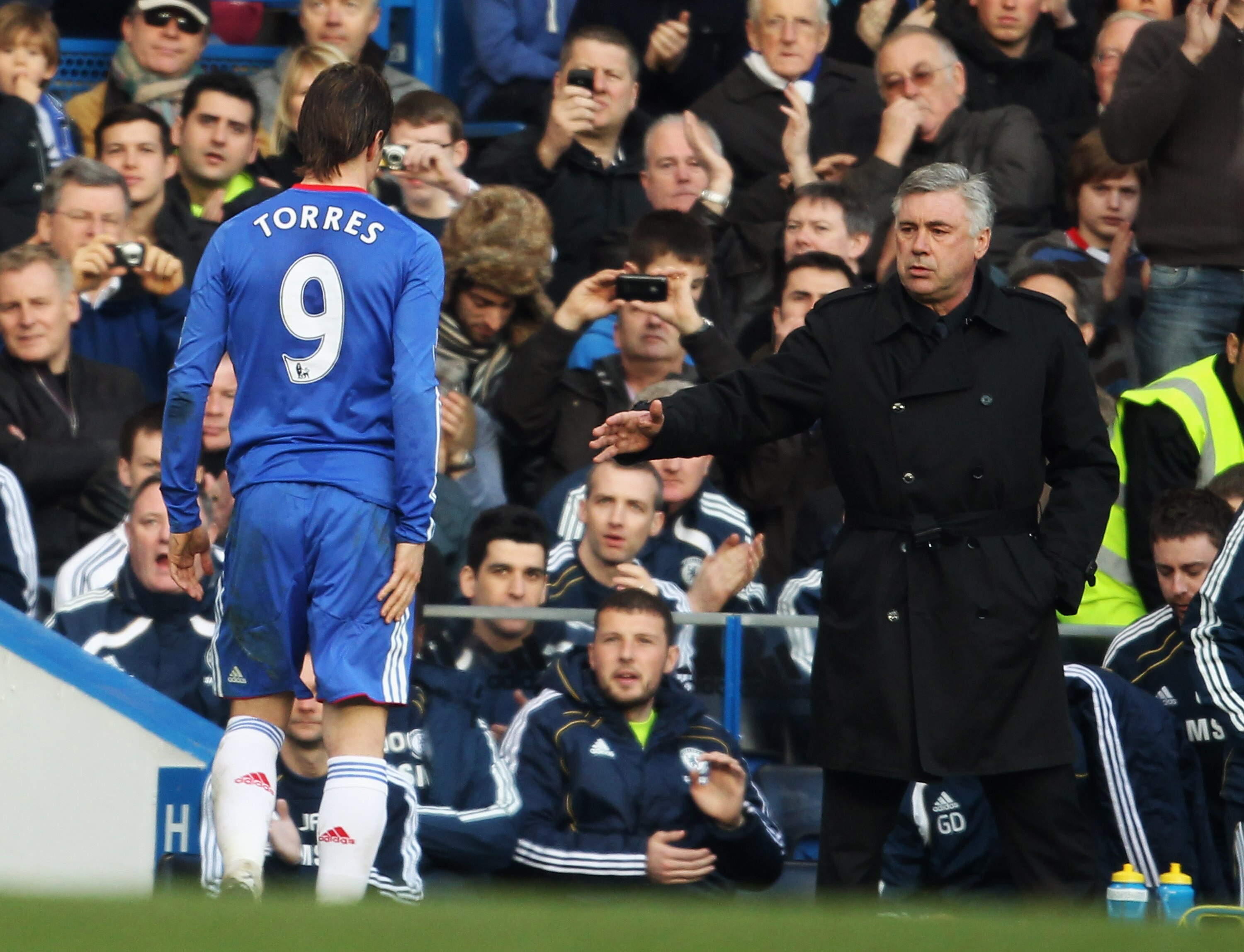 LONDON, ENGLAND - MARCH 20: Fernando Torres of Chelsea shakes hands with manager Carlo Ancelotti as he is substituted during the Barclays Premier League match between Chelsea and Manchester City at Stamford Bridge on March 20, 2011 in London, England. ( LONDON, ENGLAND - MARCH 20: Fernando Torres of Chelsea shakes hands with manager Carlo Ancelotti as he is substituted during the Barclays Premier League match between Chelsea and Manchester City at Stamford Bridge on March 20, 2011 in London, England. (