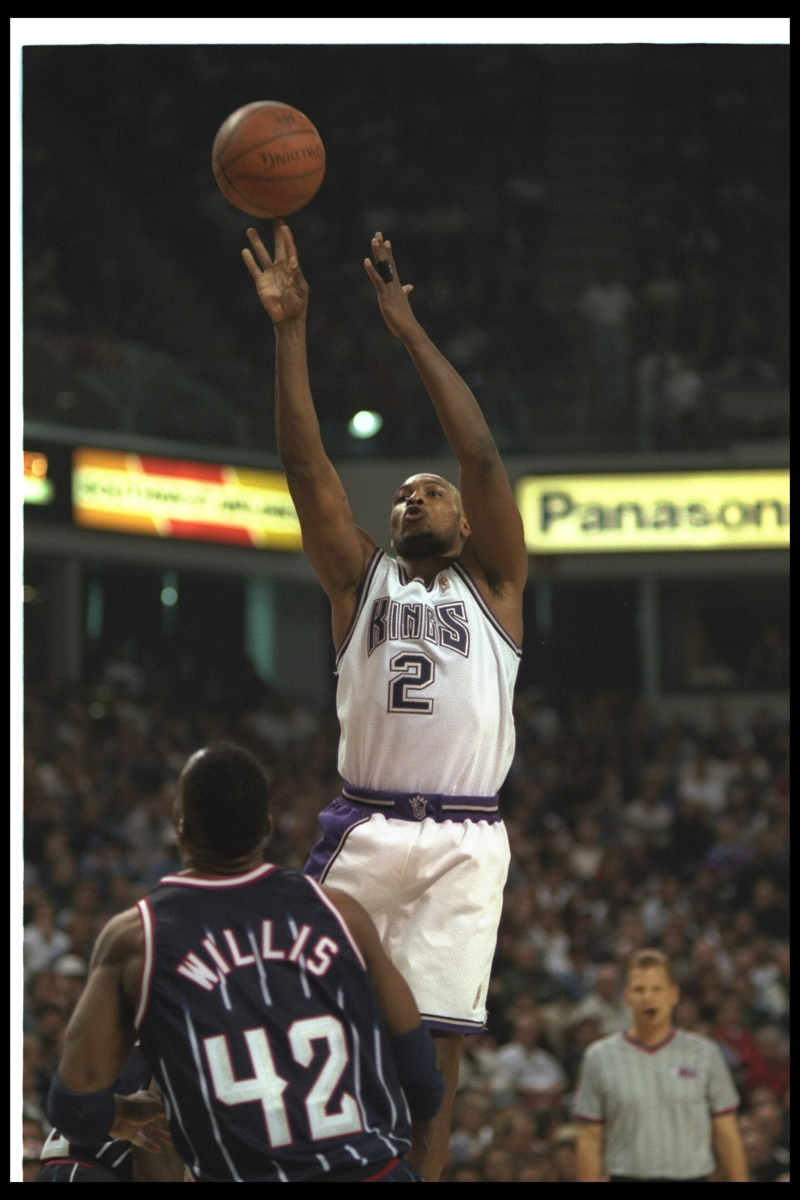 5 Nov 1996:  Guard Mitch Richmond of the Sacramento Kings (right) goes up for two as center Kevin Willis of the Houston Rockets looks on during a game at ARCO Arena in Sacramento, California.  The Rockets won the game, 102-80.    Mandatory Credit: Otto Gr