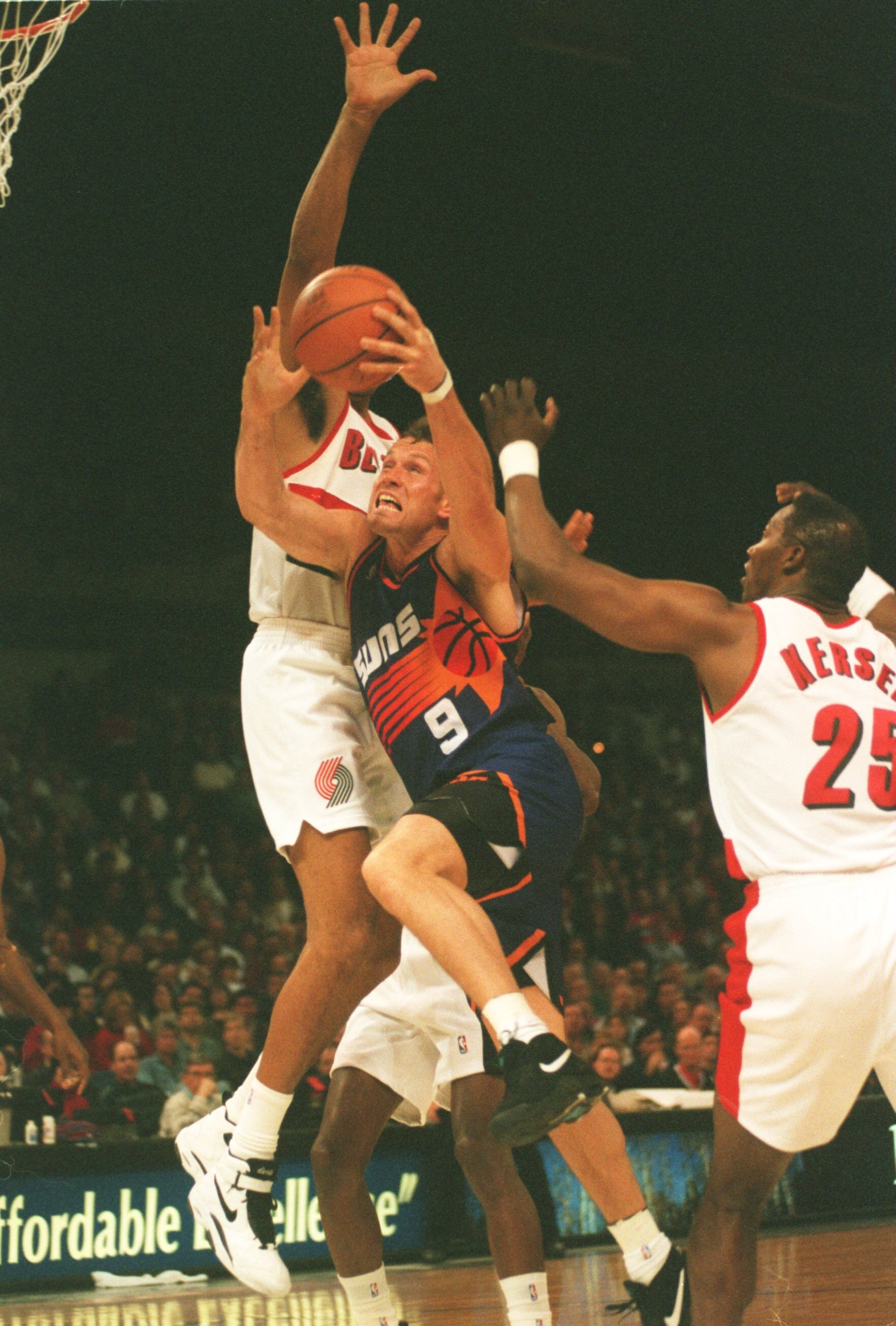 19 JAN 1995:  DAN MAJERLE OF THE PHOENIX SUNS DRIVES TO THE BASKET IN HIS TEAM''S 122-115 VICTORY AT THE PORTLAND TRAILBLAZERS. Mandatory Credit: Stephen Dunn/ALLSPORT