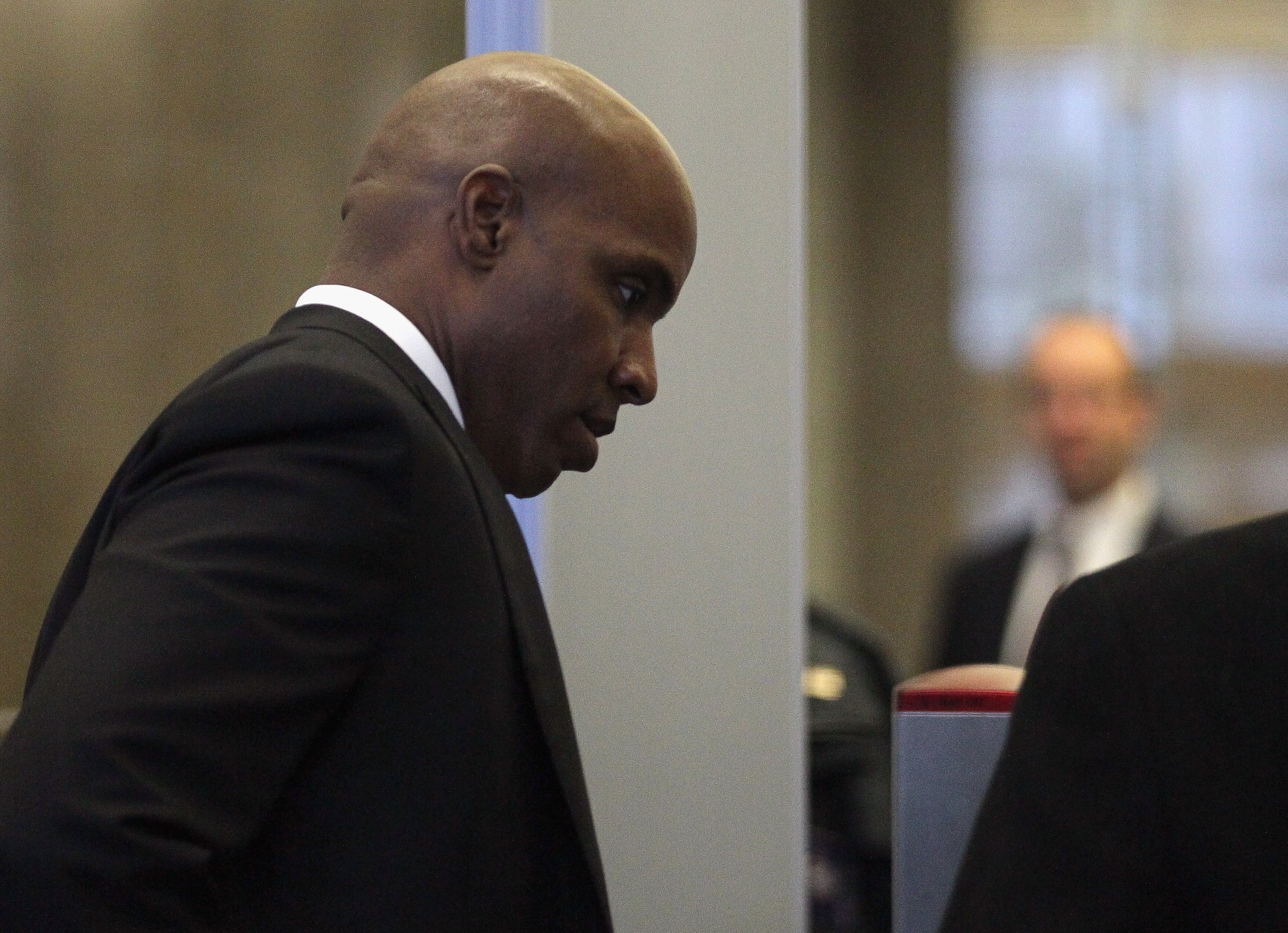 SAN FRANCISCO, CA - MARCH 21:  Former Major League Baseball player Barry Bonds goes through a security screening as he arrives for the first day of his perjury trial on March 21, 2011 in San Francisco, California. Barry Bonds' perjury trial begins today a