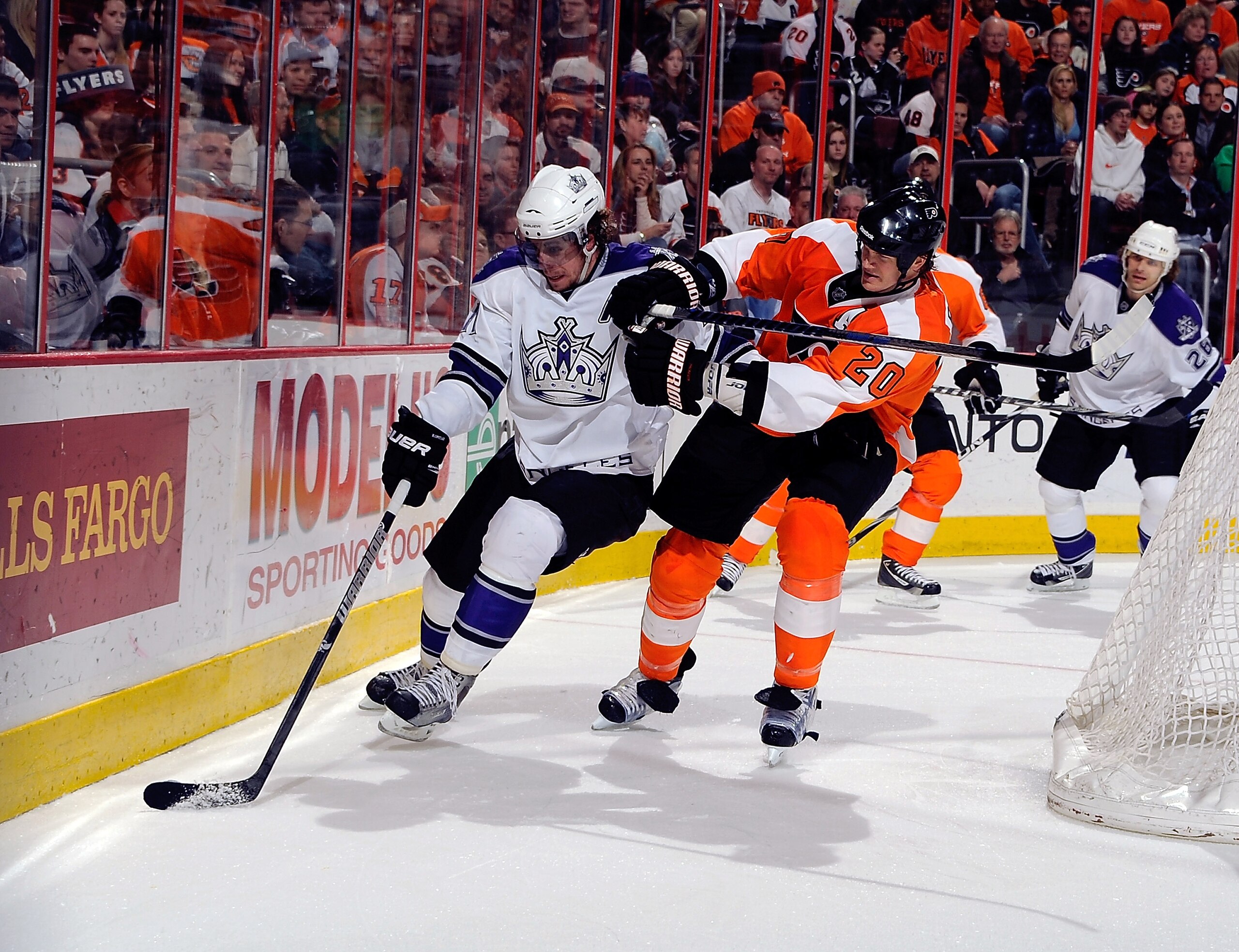 PHILADELPHIA - FEBRUARY 13:  Anze Kopitar #11 of the Los Angeles Kings battles Chris Pronger #20 of the Philadelphia Flyers on February 13, 2011 at the Wells Fargo Center in Philadelphia, Pennsylvania.  (Photo by Lou Capozzola/Getty Images)