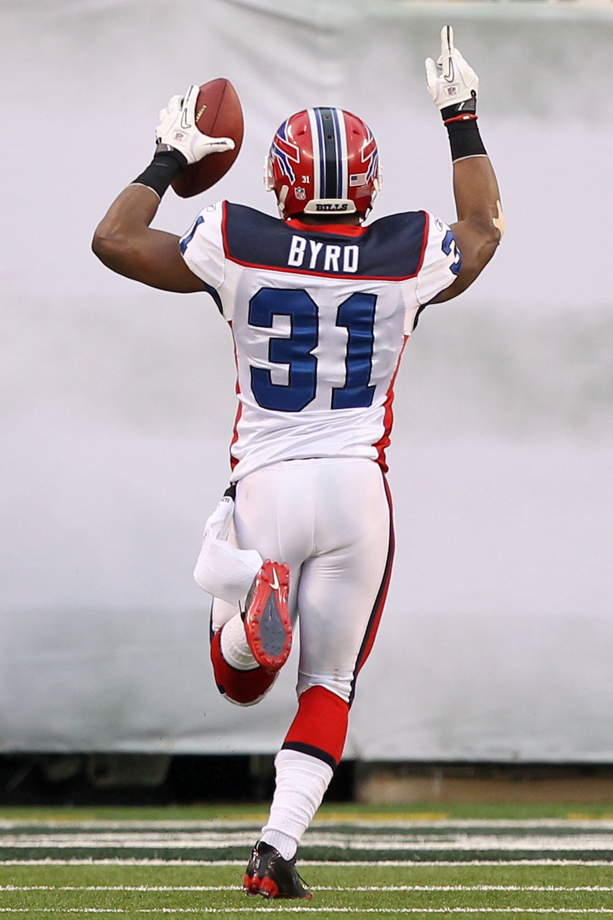 EAST RUTHERFORD, NJ - JANUARY 02:  Jairus Byrd #31 runs for a touchdown after intercepting a pass intended for Joe McKnight #25 of the New York Jets at New Meadowlands Stadium on January 2, 2011 in East Rutherford, New Jersey.  (Photo by Al Bello/Getty Im