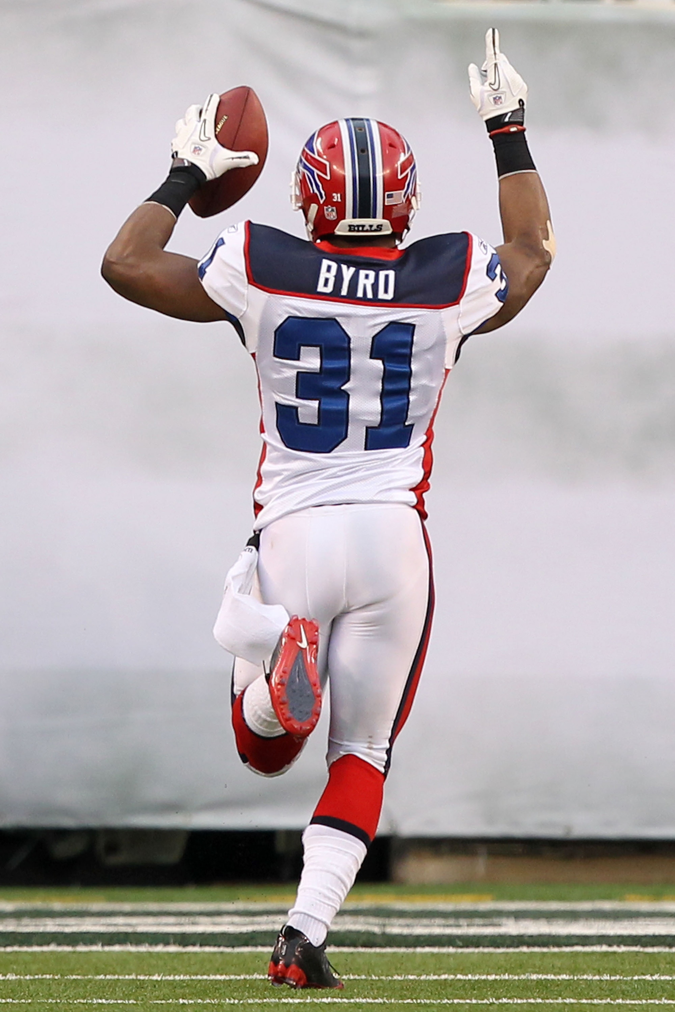 EAST RUTHERFORD, NJ - JANUARY 02:  Jairus Byrd #31 runs for a touchdown after intercepting a pass intended for Joe McKnight #25 of the New York Jets at New Meadowlands Stadium on January 2, 2011 in East Rutherford, New Jersey.  (Photo by Al Bello/Getty Im