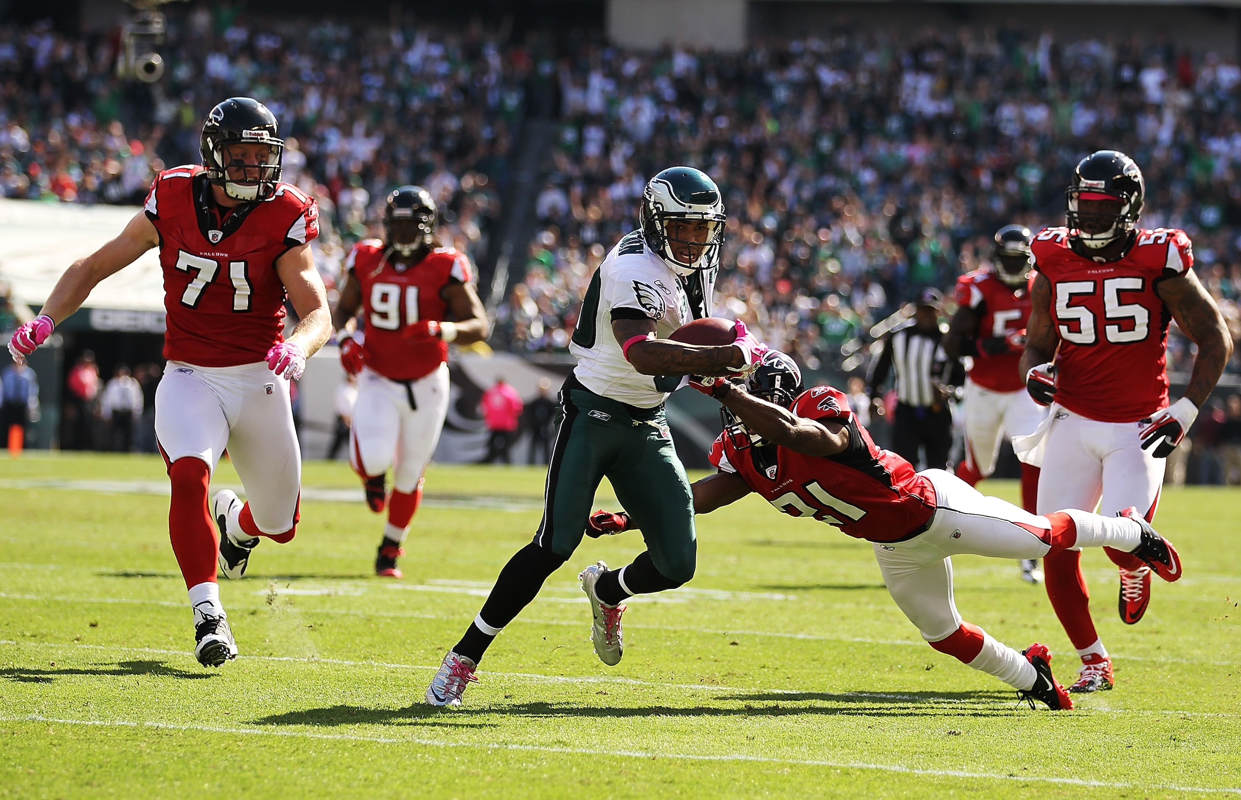 PHILADELPHIA - OCTOBER 17:  DeSean Jackson #10 of the Philadelphia Eagles scores a touchdown in the first quarter as Christopher Owens #21 of the Atlanta Falcons defends during their game at Lincoln Financial Field on October 17, 2010 in Philadelphia, Pen