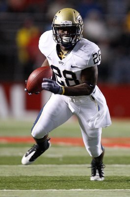 PISCATAWAY, NJ - OCTOBER 16:  Dion Lewis #28 of the University of Pittsburgh Panthers runs against the the Rutgers University Scarlett Knights on October 16, 2009 at Rutgers Stadium in Piscataway, New Jersey.  (Photo by Jared Wickerham/Getty Images)