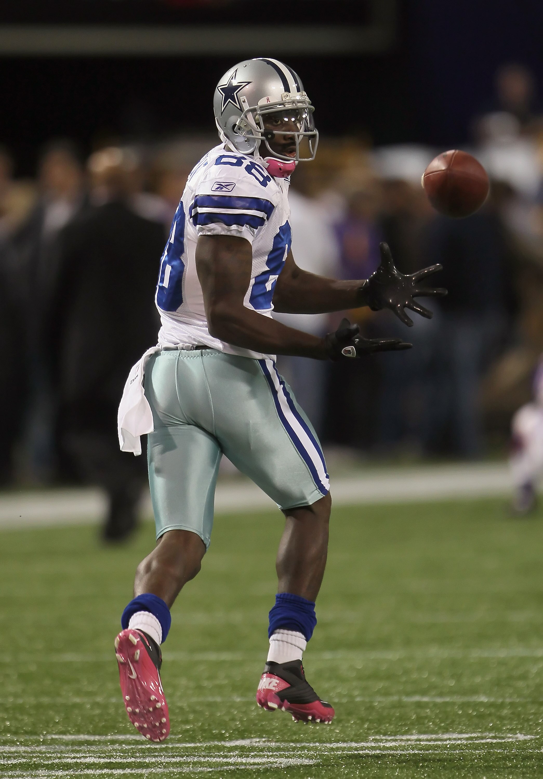 MINNEAPOLIS - OCTOBER 17:  Dez Bryant #88 of the Dallas Cowboys warms up before the game against the Minnesota Vikings at Mall of America Field on October 17, 2010 in Minneapolis, Minnesota.  (Photo by Jeff Gross/Getty Images)