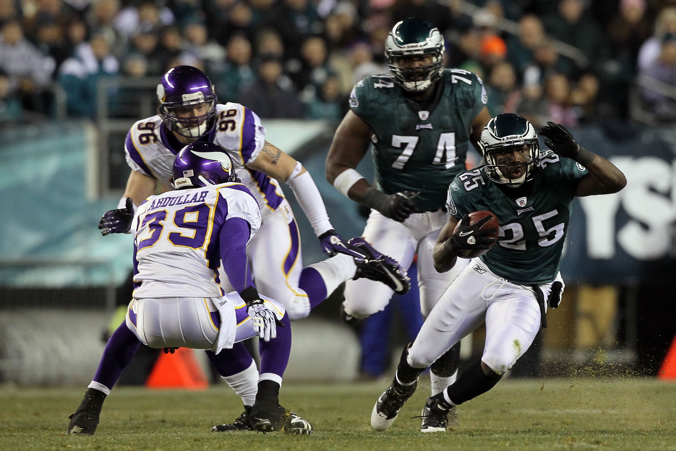 PHILADELPHIA, PA - DECEMBER 28:  LeSean McCoy #25 of the Philadelphia Eagles in action against the Minnesota Vikings at Lincoln Financial Field on December 28, 2010 in Philadelphia, Pennsylvania.  (Photo by Jim McIsaac/Getty Images)