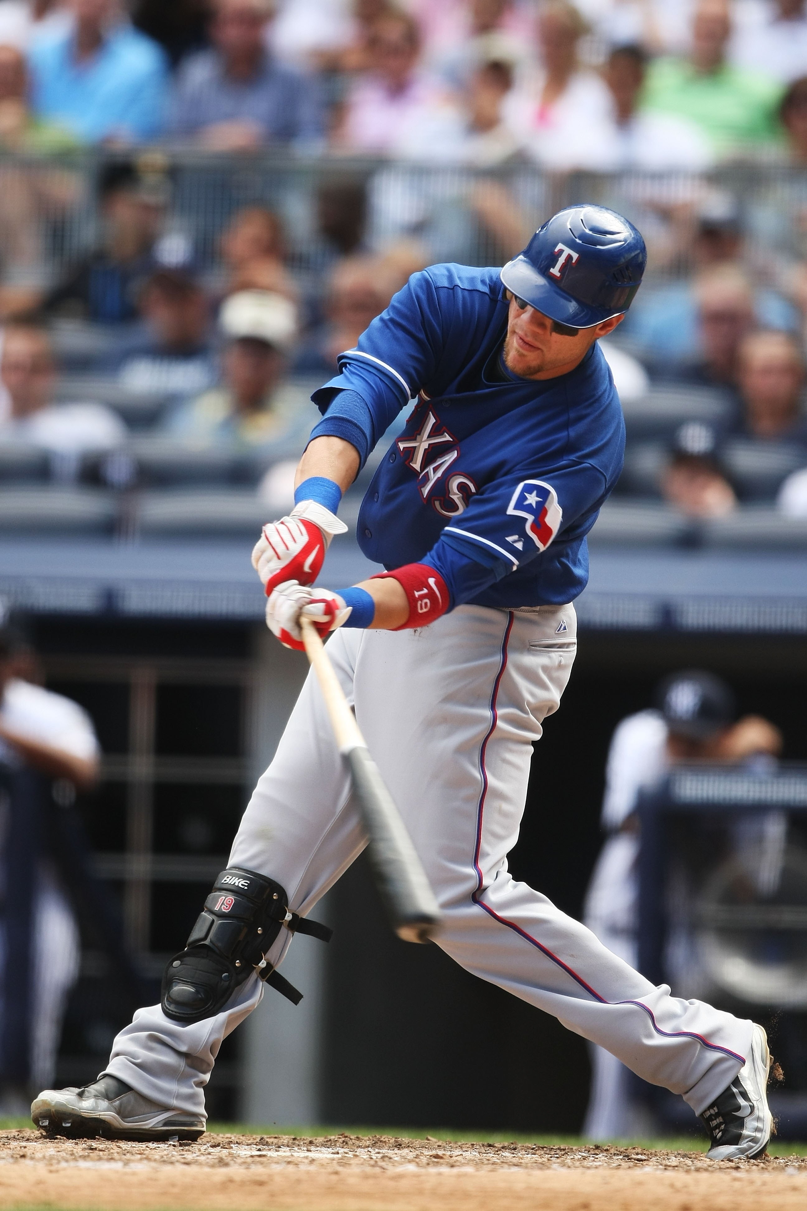 NEW YORK - AUGUST 27:  Chris Davis #19 of The Texas Rangers in action against the New York Yankees during their game on August 27th, 2009 at Yankee Stadium in the Bronx Borough of New York.  (Photo by Al Bello/Getty Images)