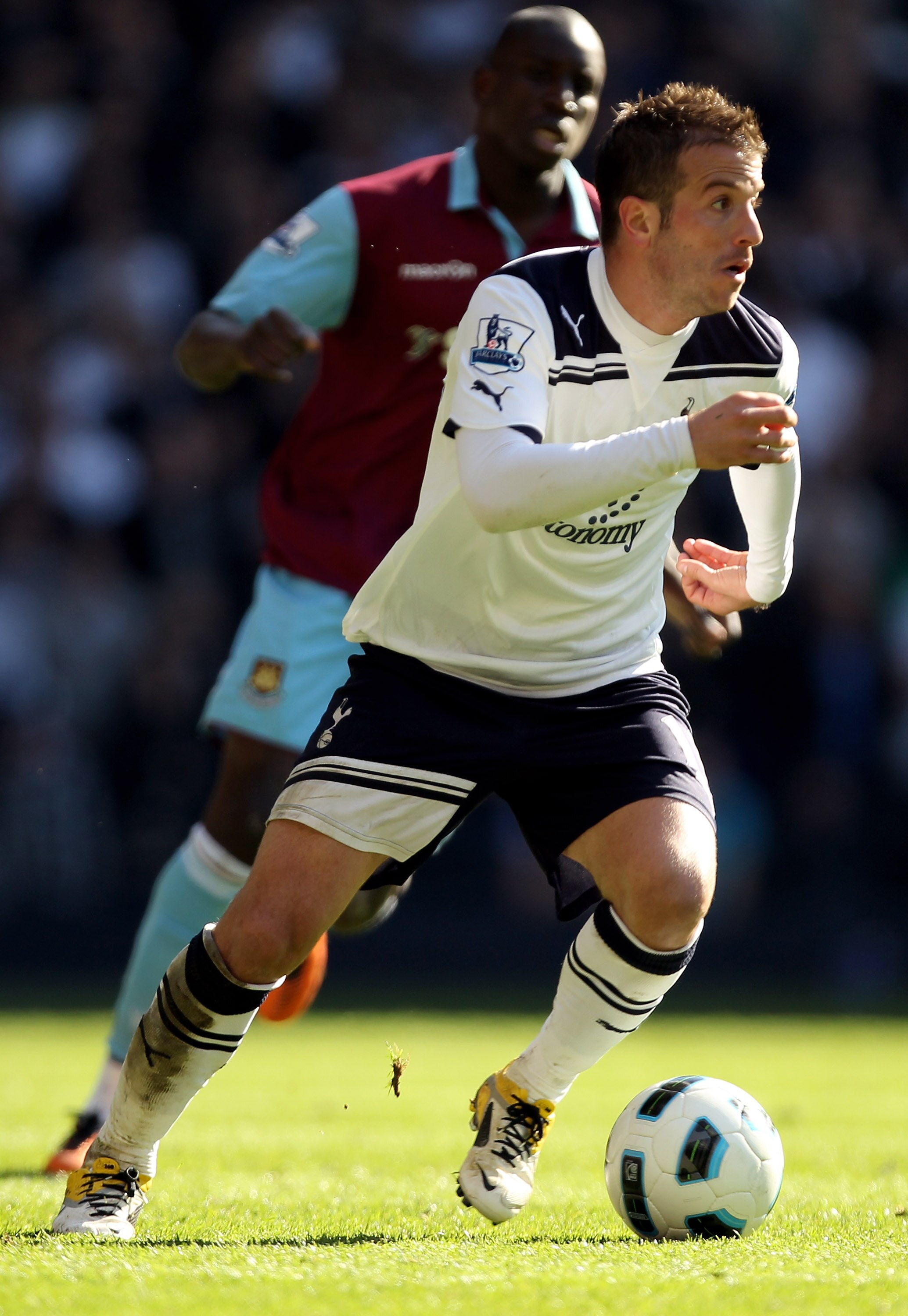 LONDON, ENGLAND - MARCH 19:  Rafael van der Vaart (L) of Tottenham in action  during the Barclays Premier League match between Tottenham Hotspur and West Ham United at White Hart Lane on March 19, 2011 in London, England.  (Photo by Ian Walton/Getty Image