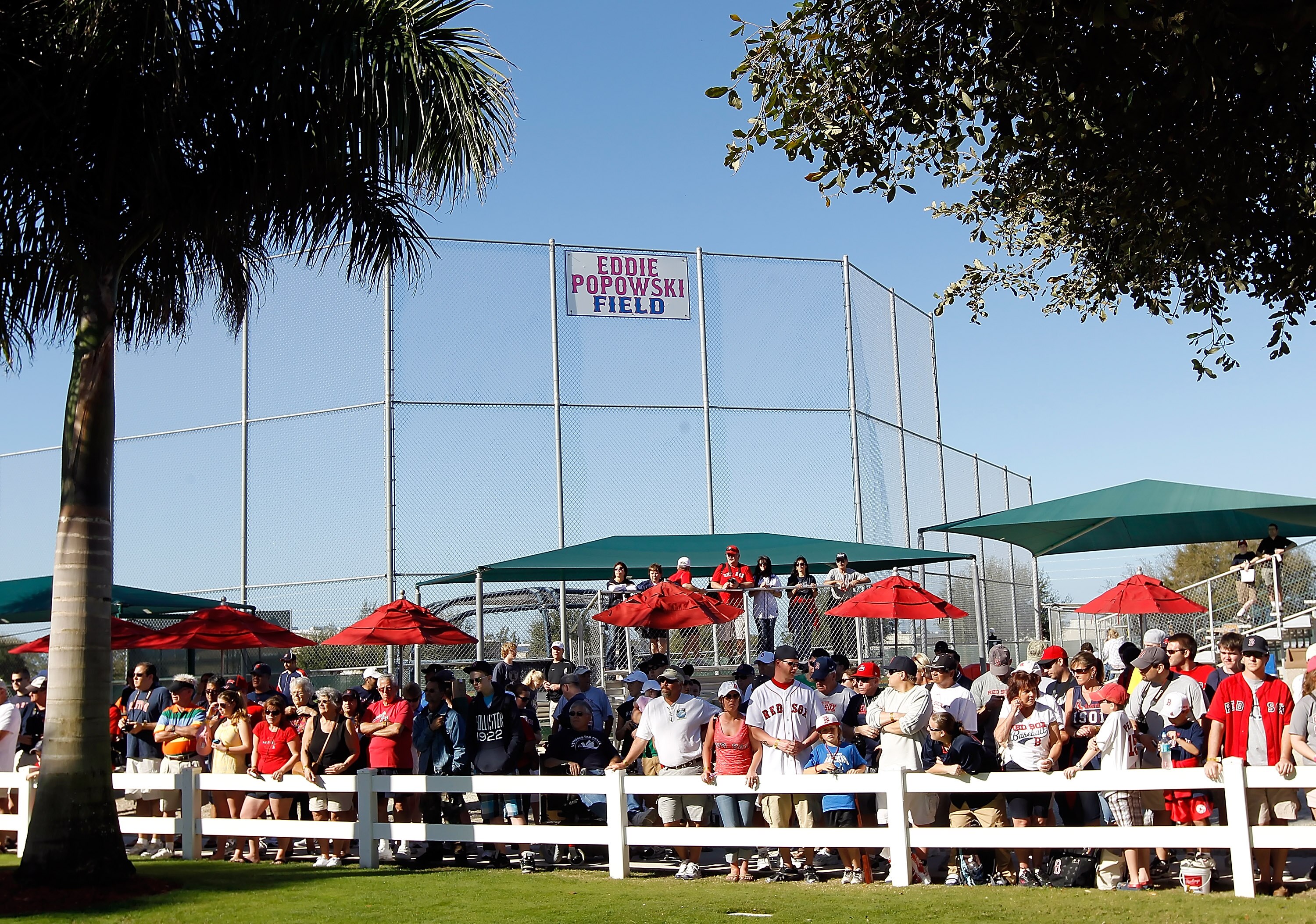 FORT MYERS, FL - FEBRUARY 19:  Fans of the Boston Red Sox wait for the players during a Spring Training Workout Session at the Red Sox Player Development Complex on February 19, 2011 in Fort Myers, Florida.  (Photo by J. Meric/Getty Images)