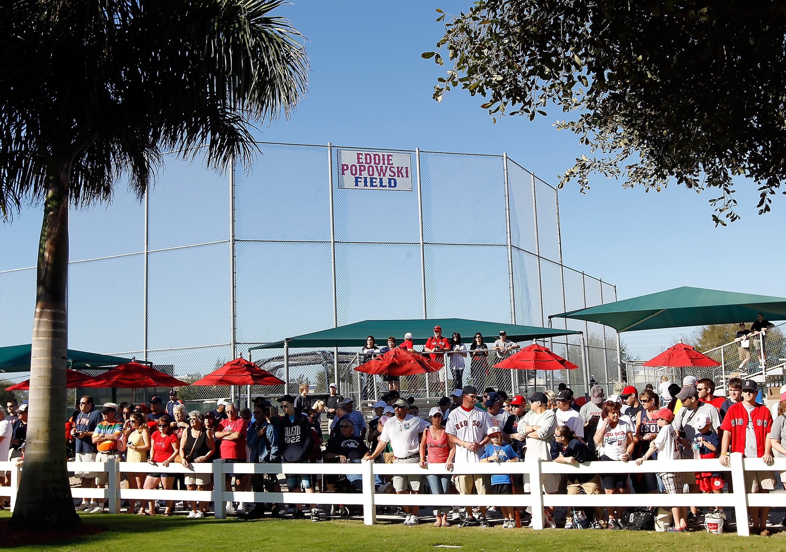 FORT MYERS, FL - FEBRUARY 19:  Fans of the Boston Red Sox wait for the players during a Spring Training Workout Session at the Red Sox Player Development Complex on February 19, 2011 in Fort Myers, Florida.  (Photo by J. Meric/Getty Images)