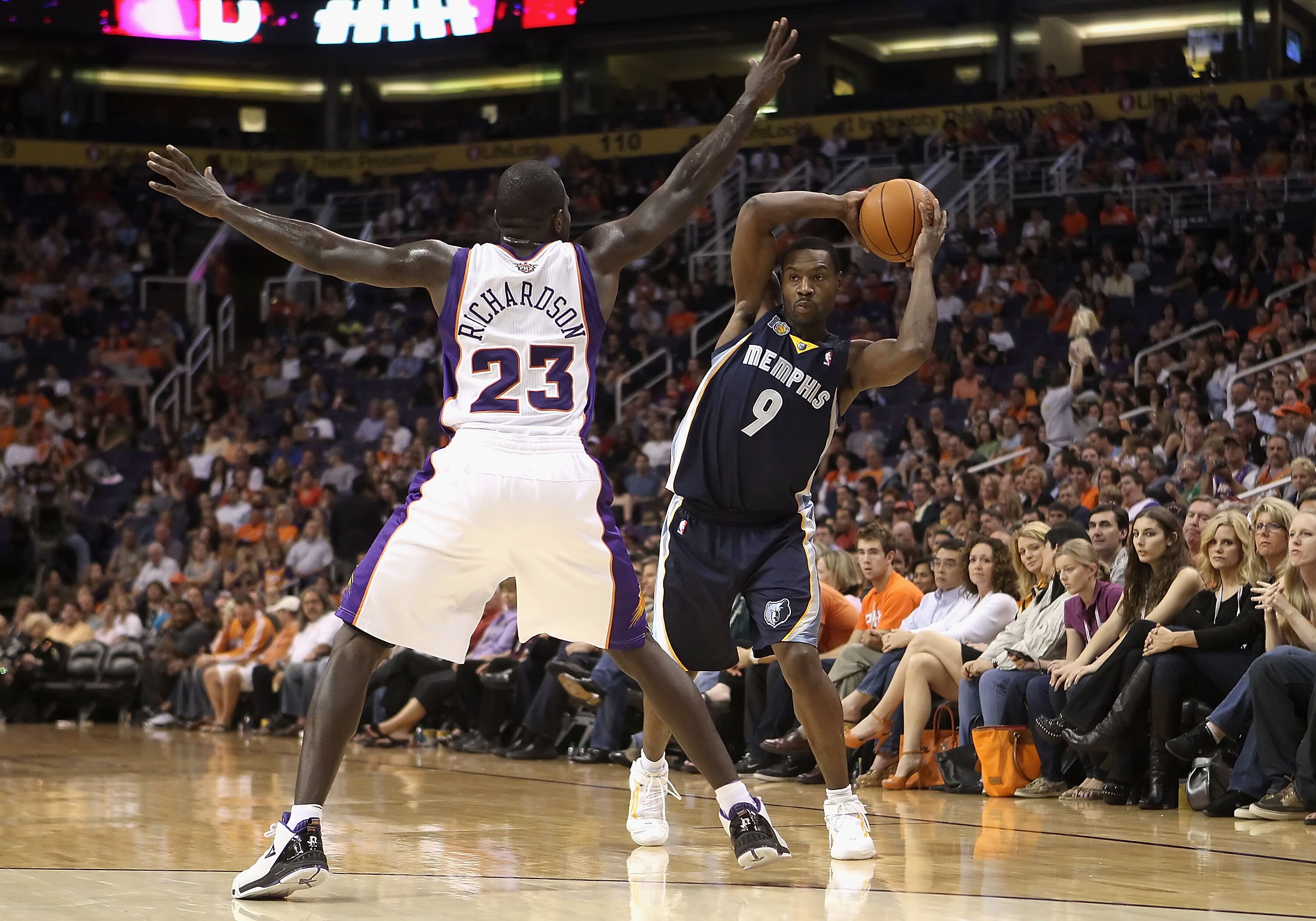 PHOENIX - NOVEMBER 05:  Tony Allen #9 of the Memphis Grizzlies looks to pass during the NBA game against the Phoenix Suns at US Airways Center on November 5, 2010 in Phoenix, Arizona. NOTE TO USER: User expressly acknowledges and agrees that, by downloadi
