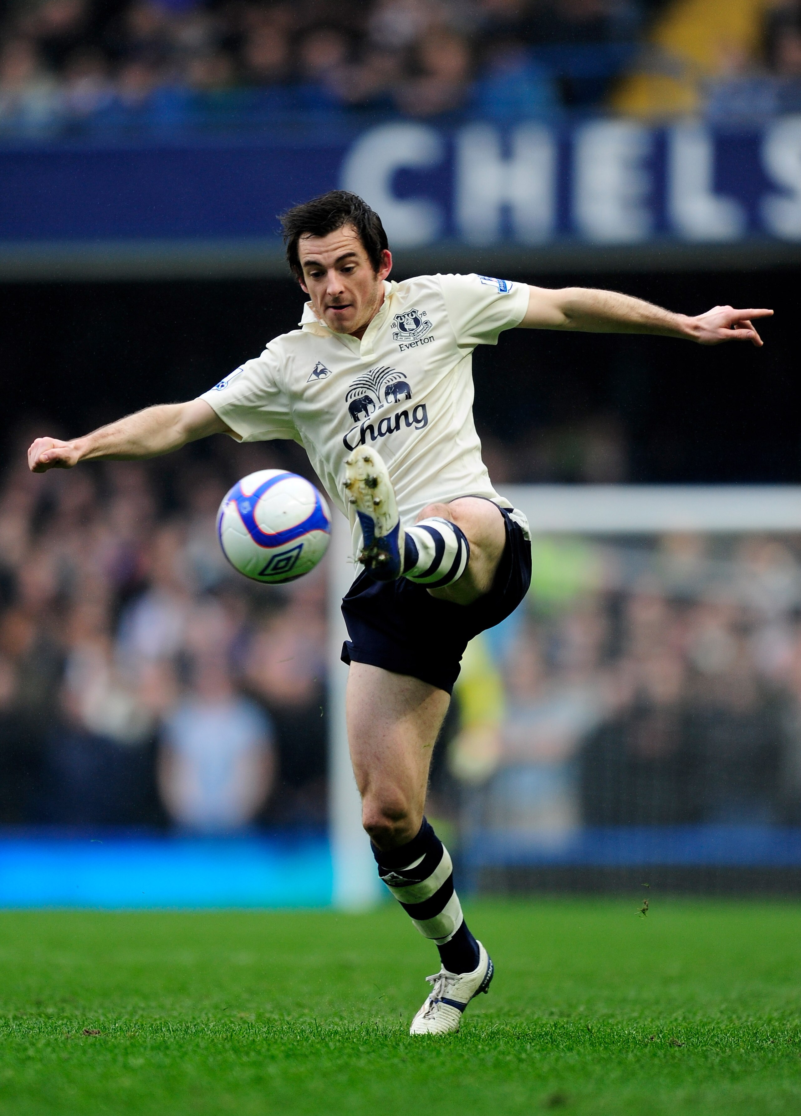 LONDON, ENGLAND - FEBRUARY 19:  Leighton Baines of Everton controls the ball during the FA Cup sponsored by E.ON 4th round replay match between Chelsea and Everton at Stamford Bridge on February 19, 2011 in London, England.  (Photo by Jamie McDonald/Getty