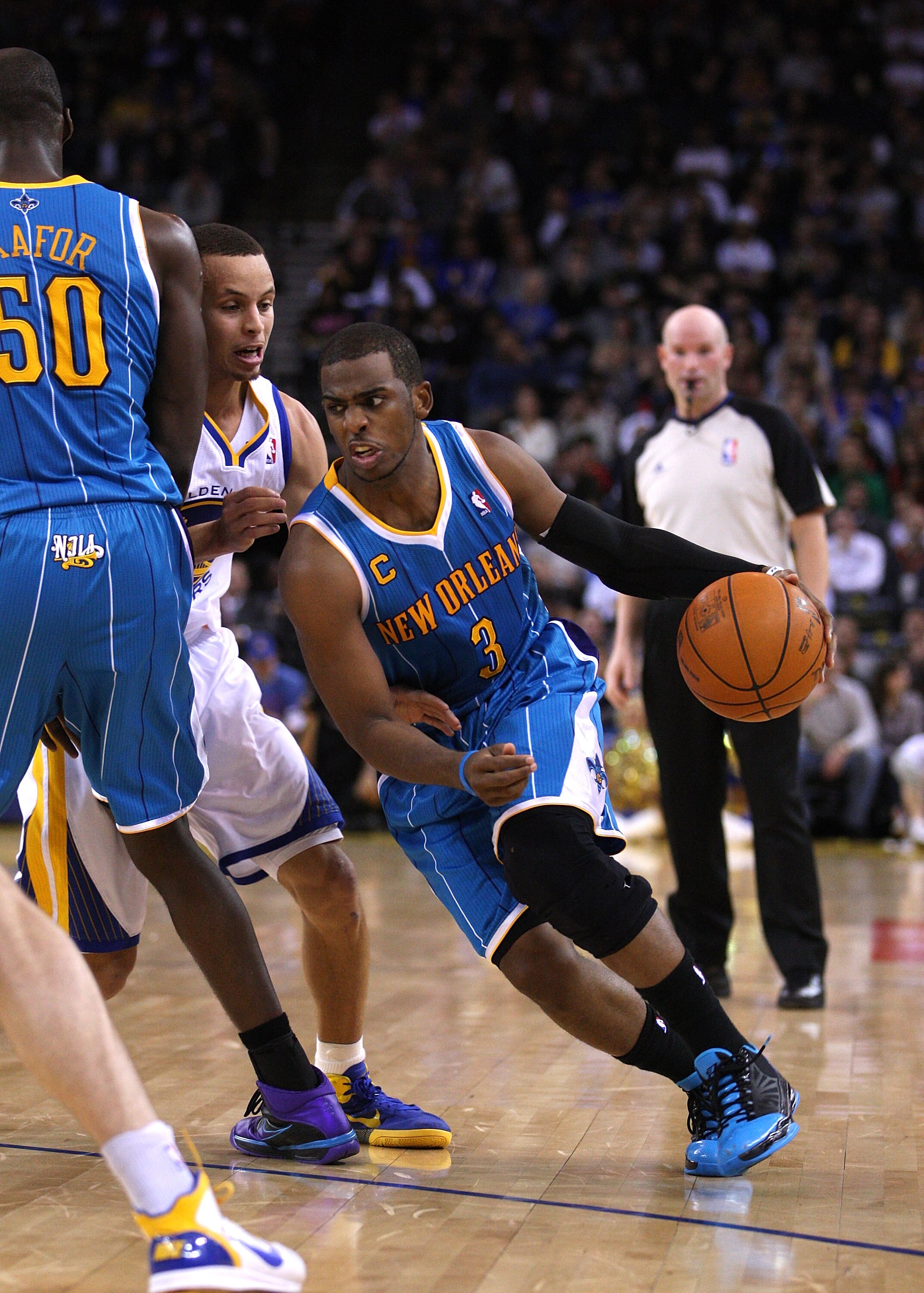 OAKLAND, CA - JANUARY 26:  Chris Paul #3 of the New Orleans Hornets dribbles around a pick while defended by Stephen Curry #30 of the Golden State Warriors at Oracle Arena on January 26, 2011 in Oakland, California.  NOTE TO USER: User expressly acknowled