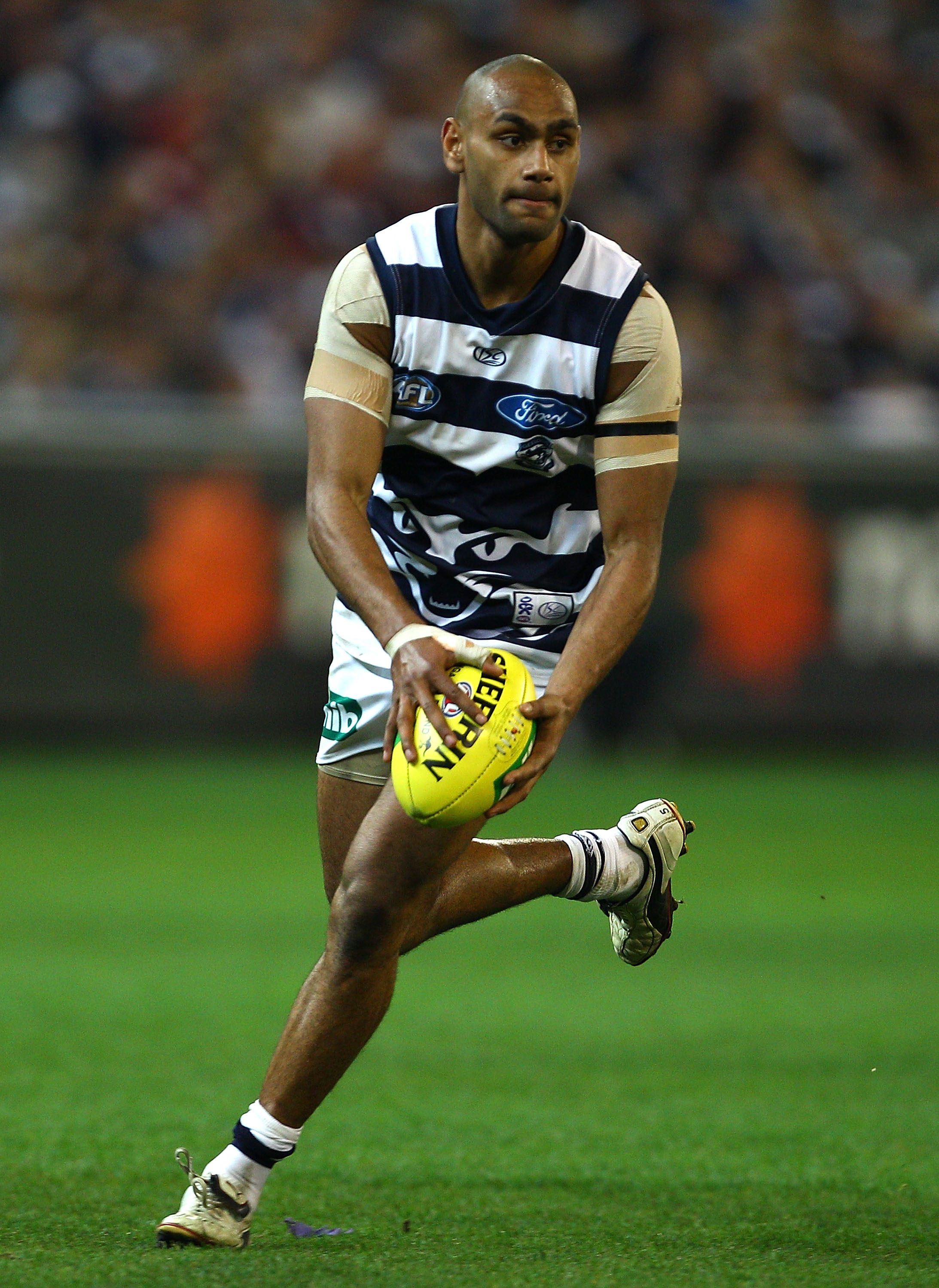 MELBOURNE, AUSTRALIA - AUGUST 07:  Travis Varcoe of the Cats looks for a teammate during the round 19 AFL match between the Geelong Cats and the Collingwood Magpies at Melbourne Cricket Ground on August 7, 2010 in Melbourne, Australia.  (Photo by Mark Dad