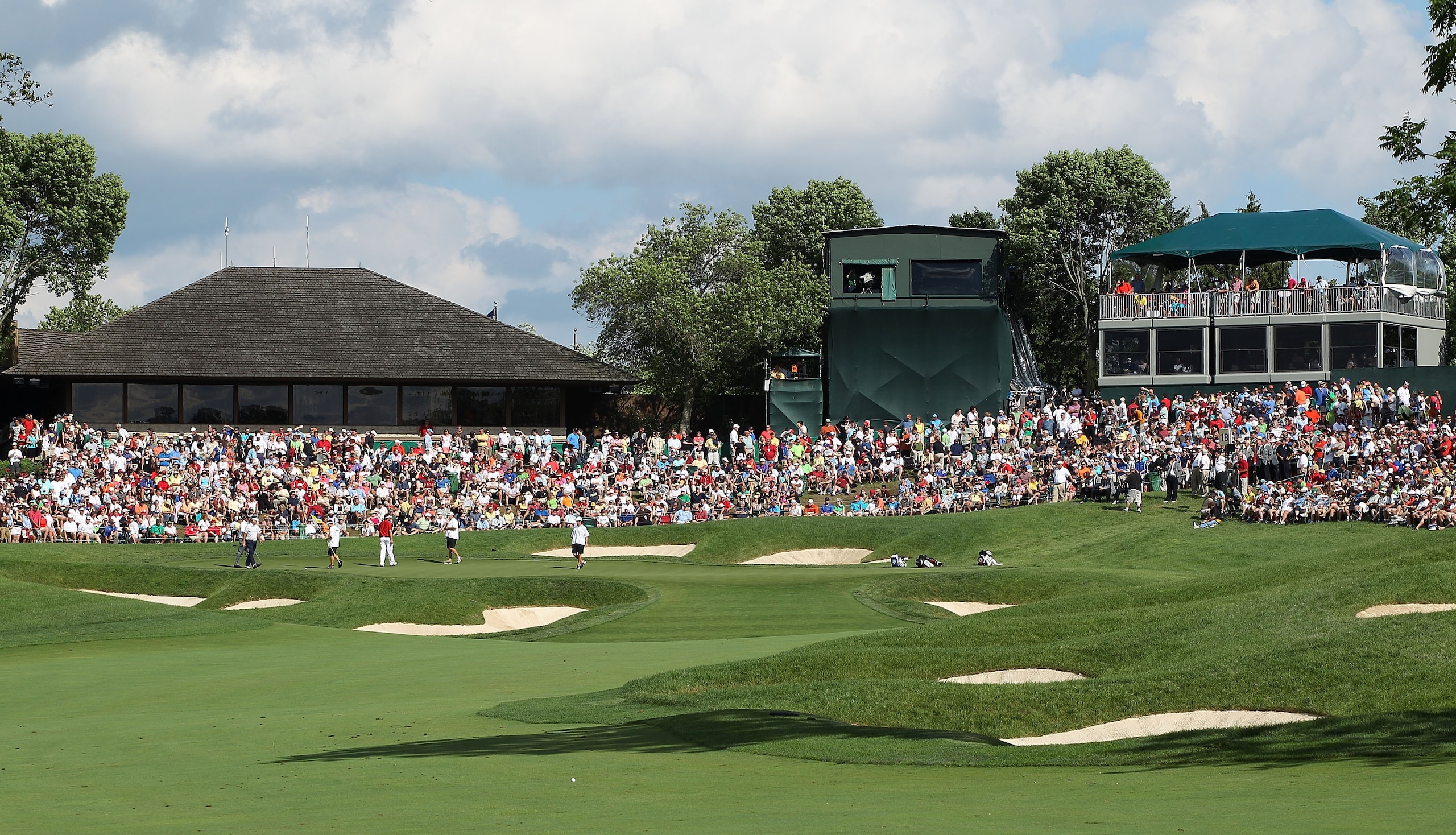 DUBLIN, OH - JUNE 06:  Fans watch the play at the 18th hole during the final round of the Memorial Tournament presented by Morgan Stanley at Muirfield Village Golf Club on June 6, 2010 in Dublin, Ohio.  (Photo by Scott Halleran/Getty Images)