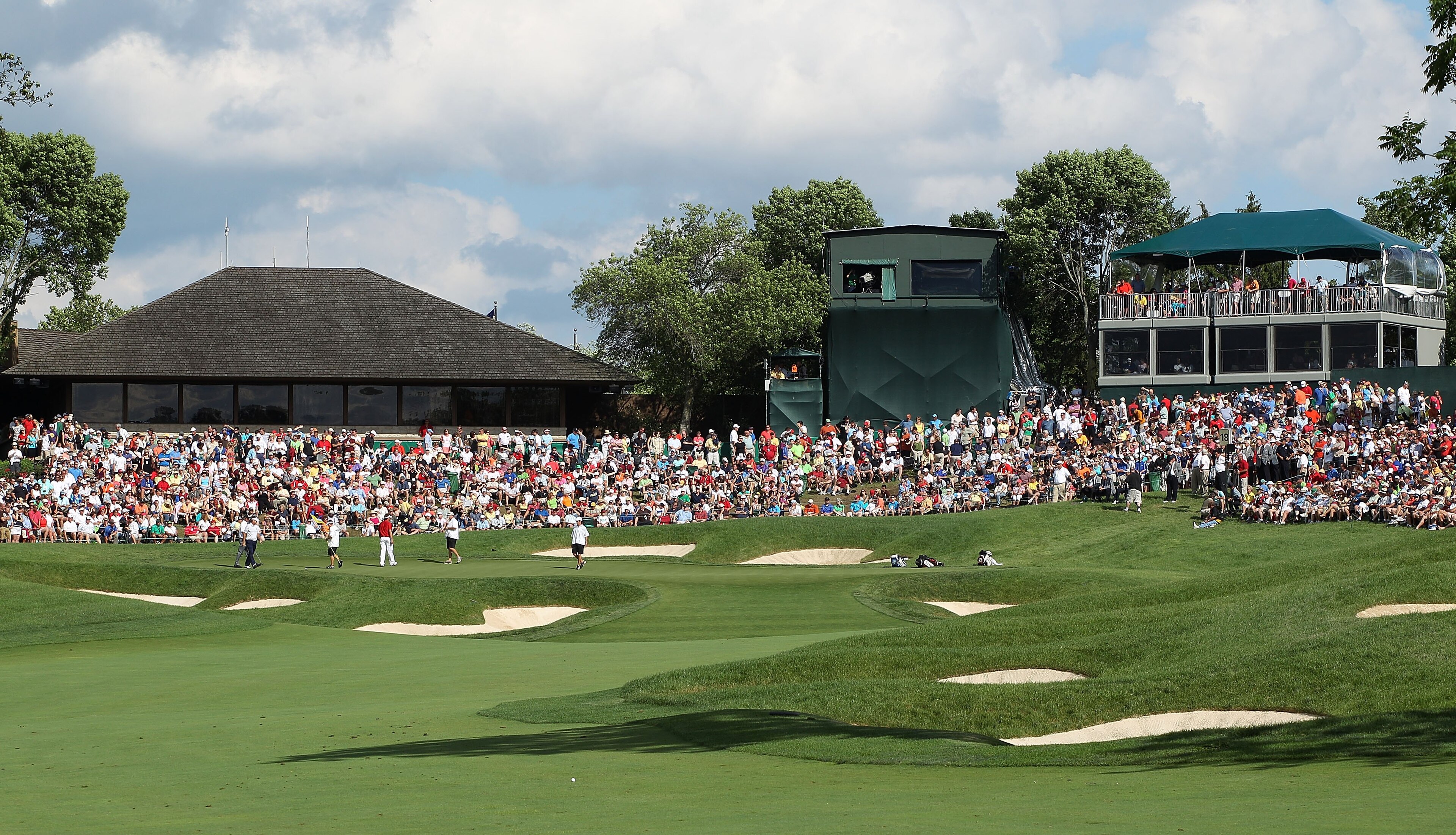 DUBLIN, OH - JUNE 06:  Fans watch the play at the 18th hole during the final round of the Memorial Tournament presented by Morgan Stanley at Muirfield Village Golf Club on June 6, 2010 in Dublin, Ohio.  (Photo by Scott Halleran/Getty Images)