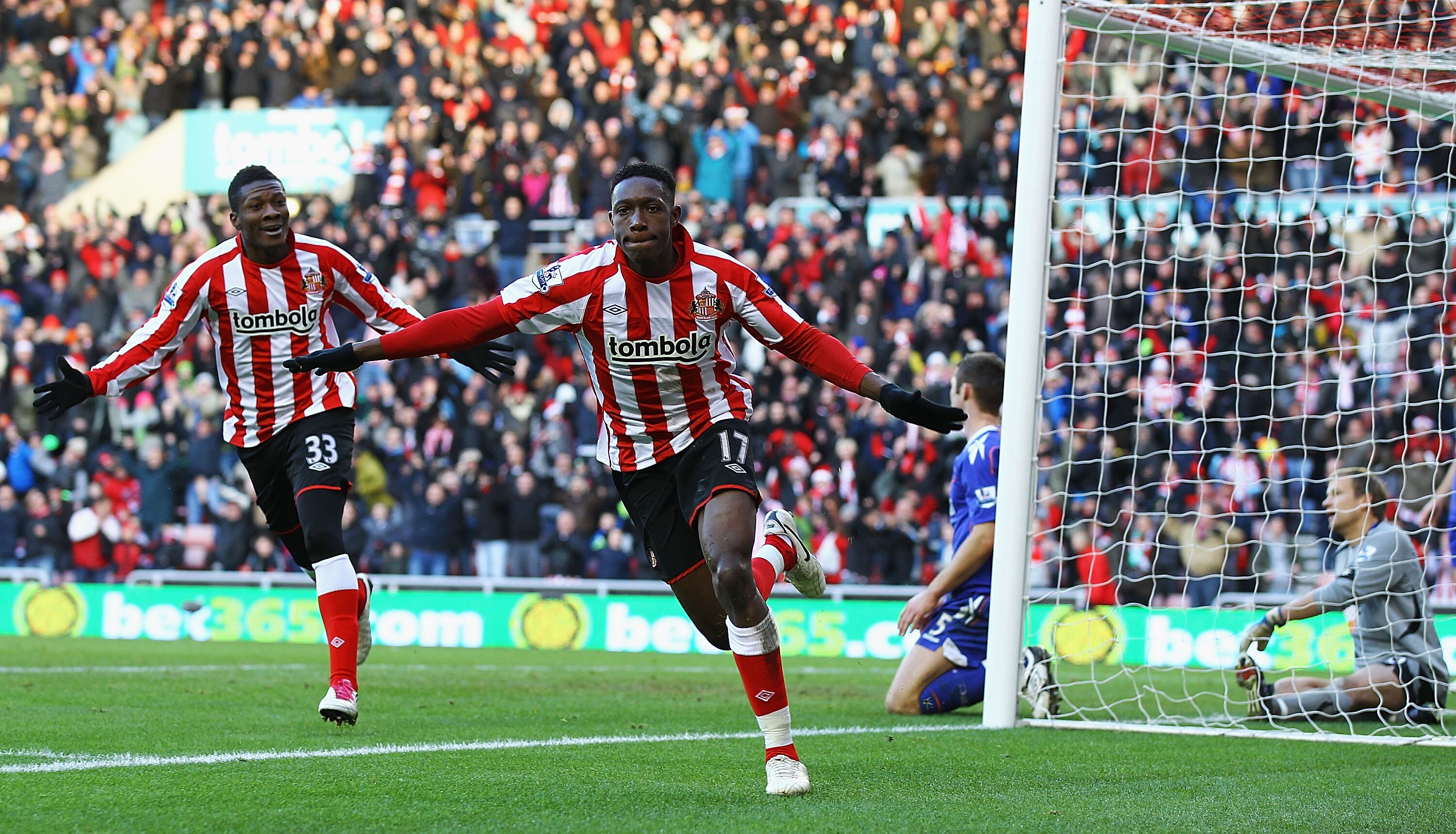 SUNDERLAND, ENGLAND - DECEMBER 18:  Danny Wellbeck of Sunderland celebrates his goal during the Barclays Premier League match between Sunderland and Bolton Wanderers at Stadium of Light on December 18, 2010 in Sunderland, England.  (Photo by Matthew Lewis