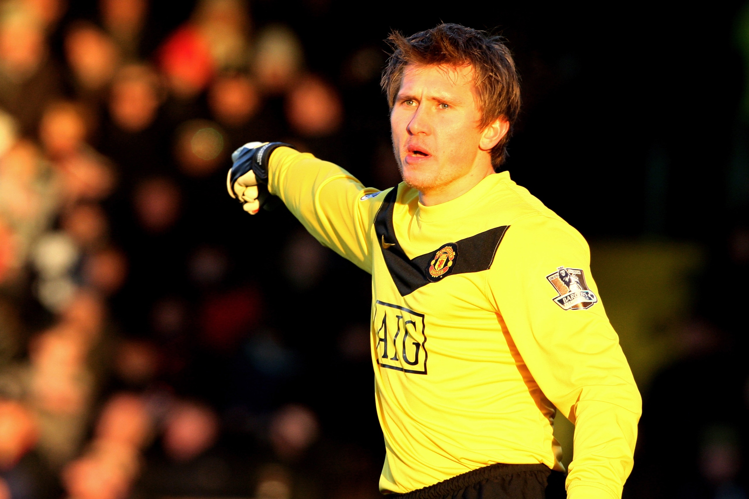 LONDON, ENGLAND - DECEMBER 19:  Tomasz Kuszczak of Manchester United directs his defence during the Barclays Premier League match between Fulham and Manchester United at Craven Cottage on December 19, 2009 in London, England.  (Photo by Phil Cole/Getty Im