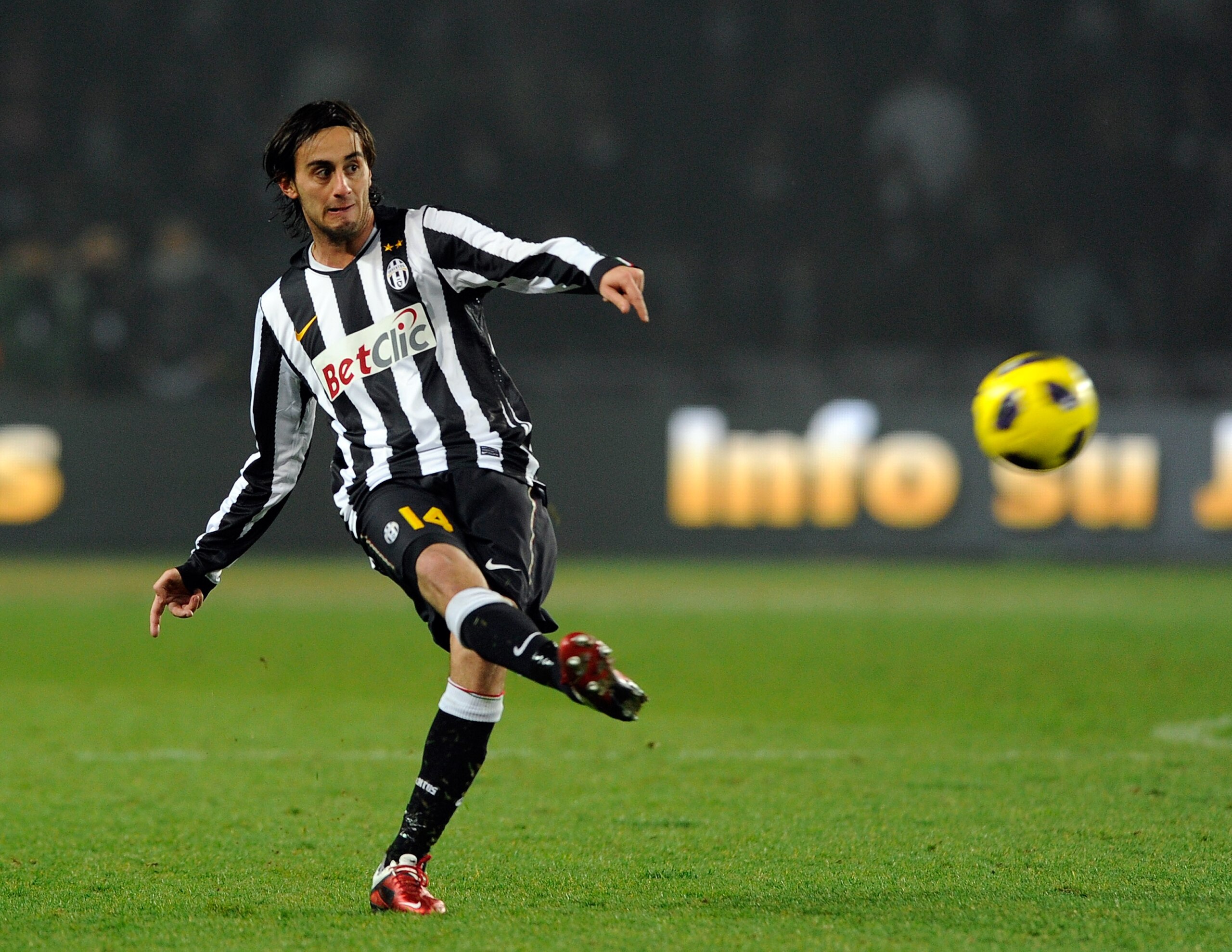TURIN, ITALY - FEBRUARY 13:  Alberto Aquilani of Juventus FC during the Serie A match between Juventus FC and FC Internazionale Milano at Olimpico Stadium on February 13, 2011 in Turin, Italy.  (Photo by Claudio Villa/Getty Images)