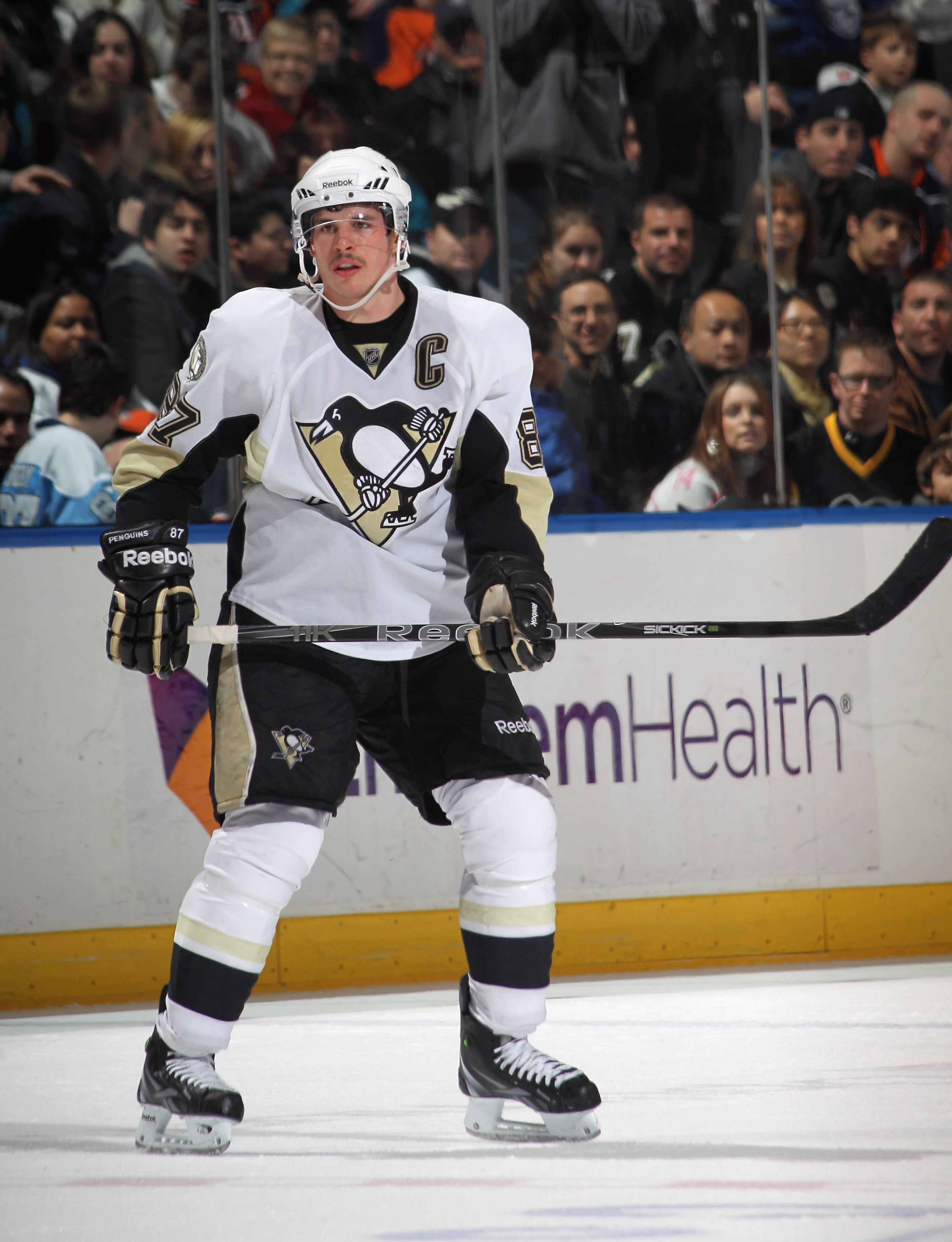 UNIONDALE, NY - DECEMBER 29:  Sidney Crosby #87 of the Pittsburgh Penguins against the New York Islanders at the Nassau Coliseum on December 29, 2010 in Uniondale, New York. The Islanders defeated the Penguins 2-1 in the shootout.  (Photo by Bruce Bennett