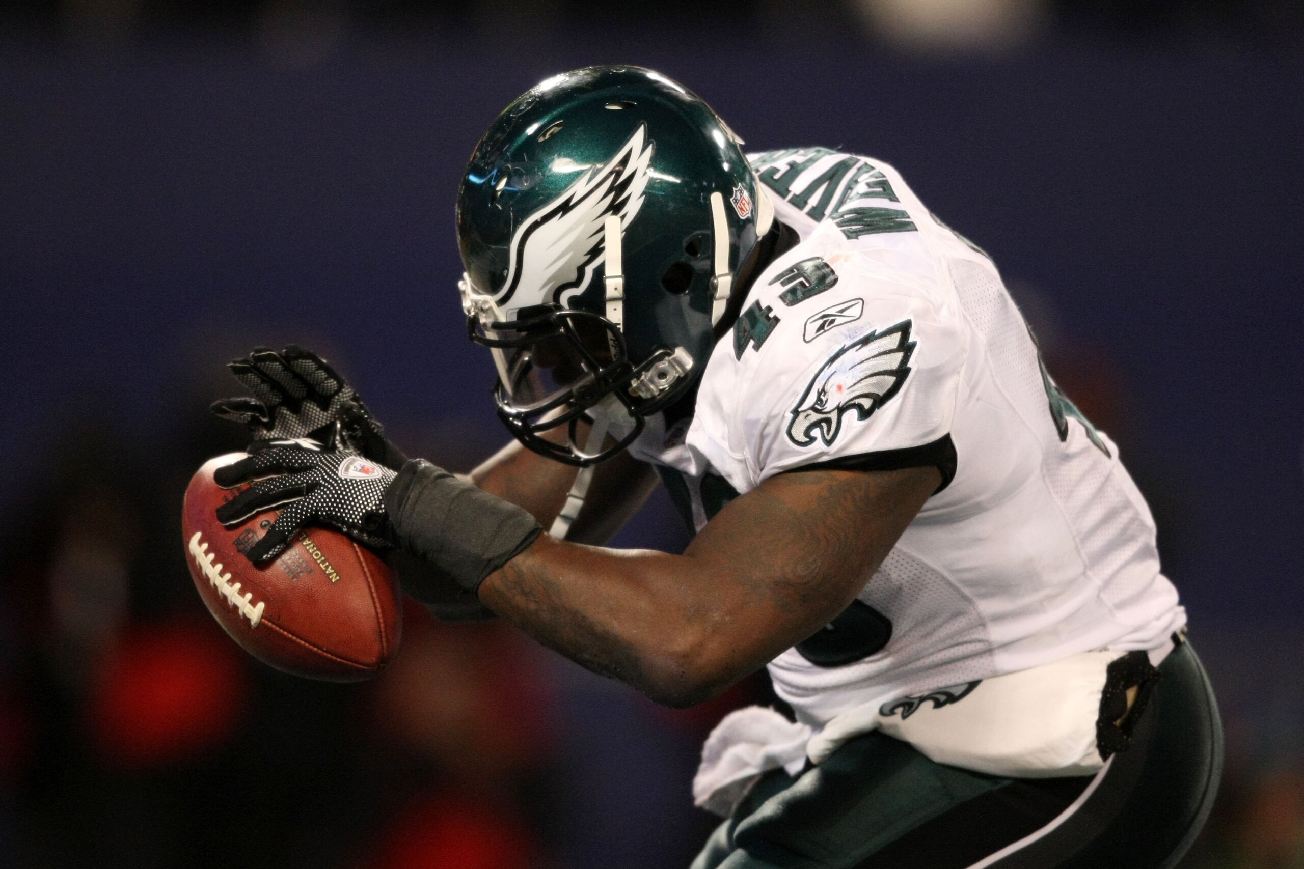 EAST RUTHERFORD, NJ - DECEMBER 13:  Leonard Weaver #43 of the Philadelphia Eagles against the New York Giants at Giants Stadium on December 13, 2009 in East Rutherford, New Jersey.  (Photo by Nick Laham/Getty Images)
