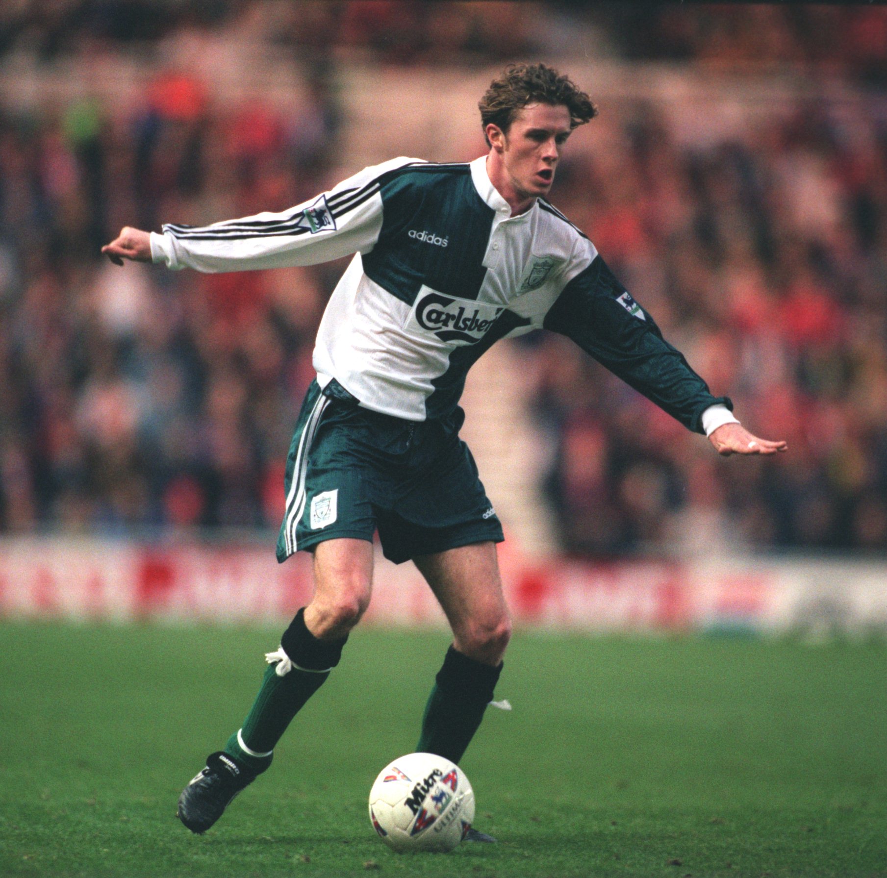 25 NOV 1995: STEVE McMANAMAN OF LIVERPOOL IN ACTION DURING THE FA PREMIERSHIP LEAGUE MATCH WITH MIDDLESBROUGH WHICH WAS PLAYED AT THE CELLNET RIVERSIDE STADIUM, MIDDLESBROUGH.  Mandatory Credit: Clive Brunskill/ALLSPORT