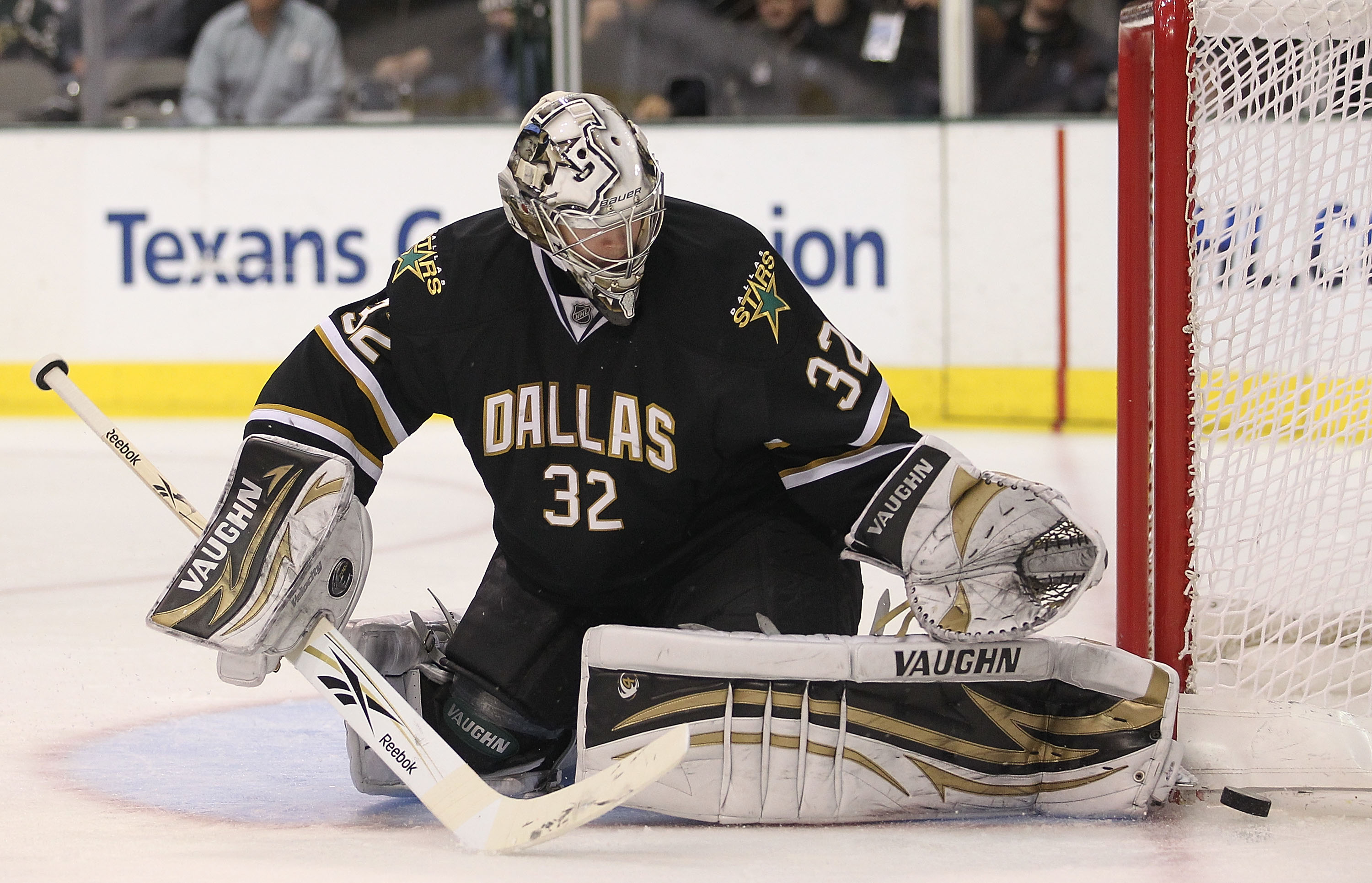 DALLAS, TX - MARCH 15:  Goaltender Kari Lehtonen #32 of the Dallas Stars makes a save against the San Jose Sharks at American Airlines Center on March 15, 2011 in Dallas, Texas.  (Photo by Ronald Martinez/Getty Images)