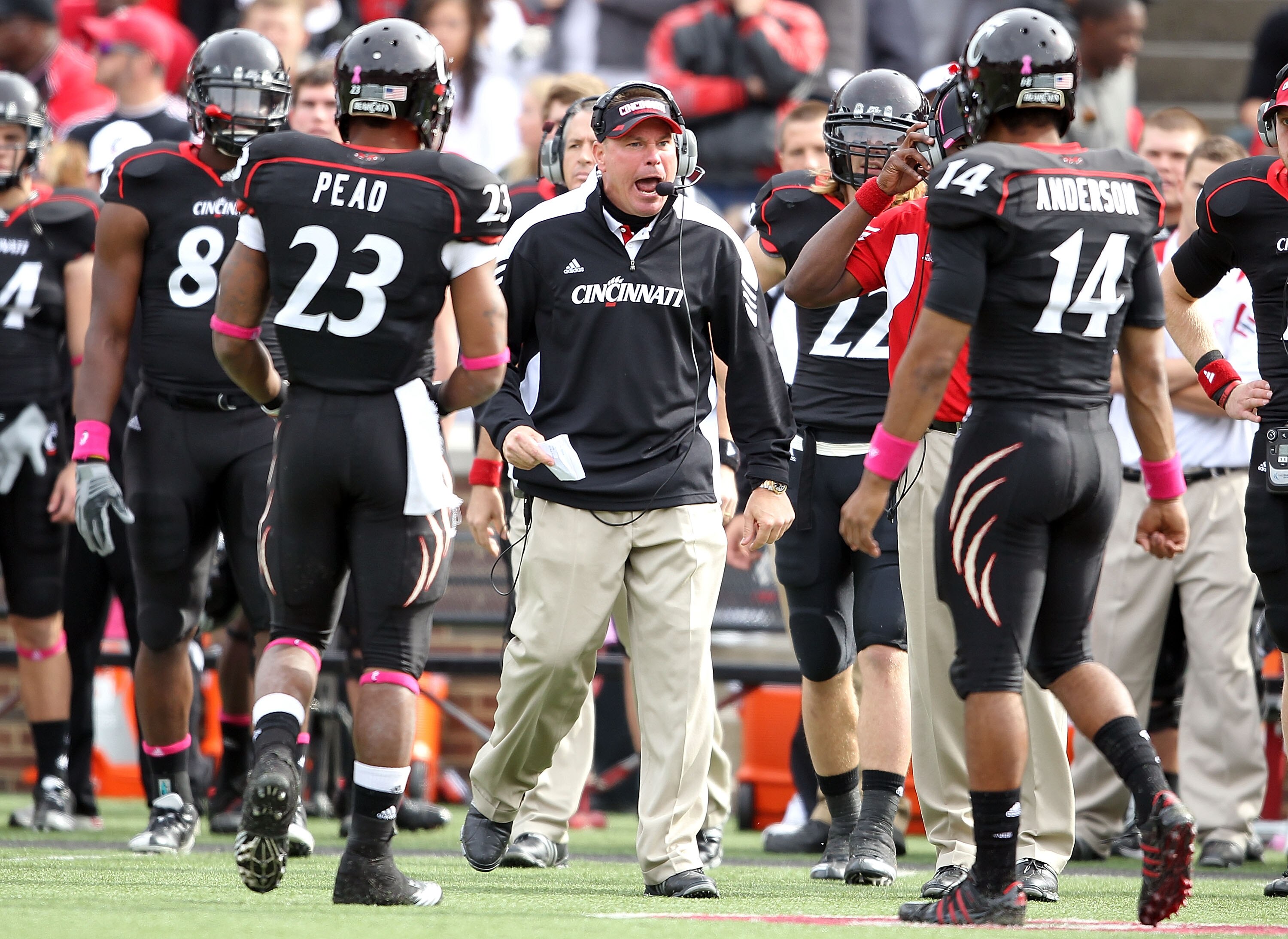 CINCINNATI - OCTOBER 30:  Butch Jones the Head Coach of the Cincinnati Bearcats gives instructions to his team during the Big East Conference game agains the Syracuse Orange at Nippert Stadium on October 30, 2010 in Cincinnati, Ohio.  (Photo by Andy Lyons