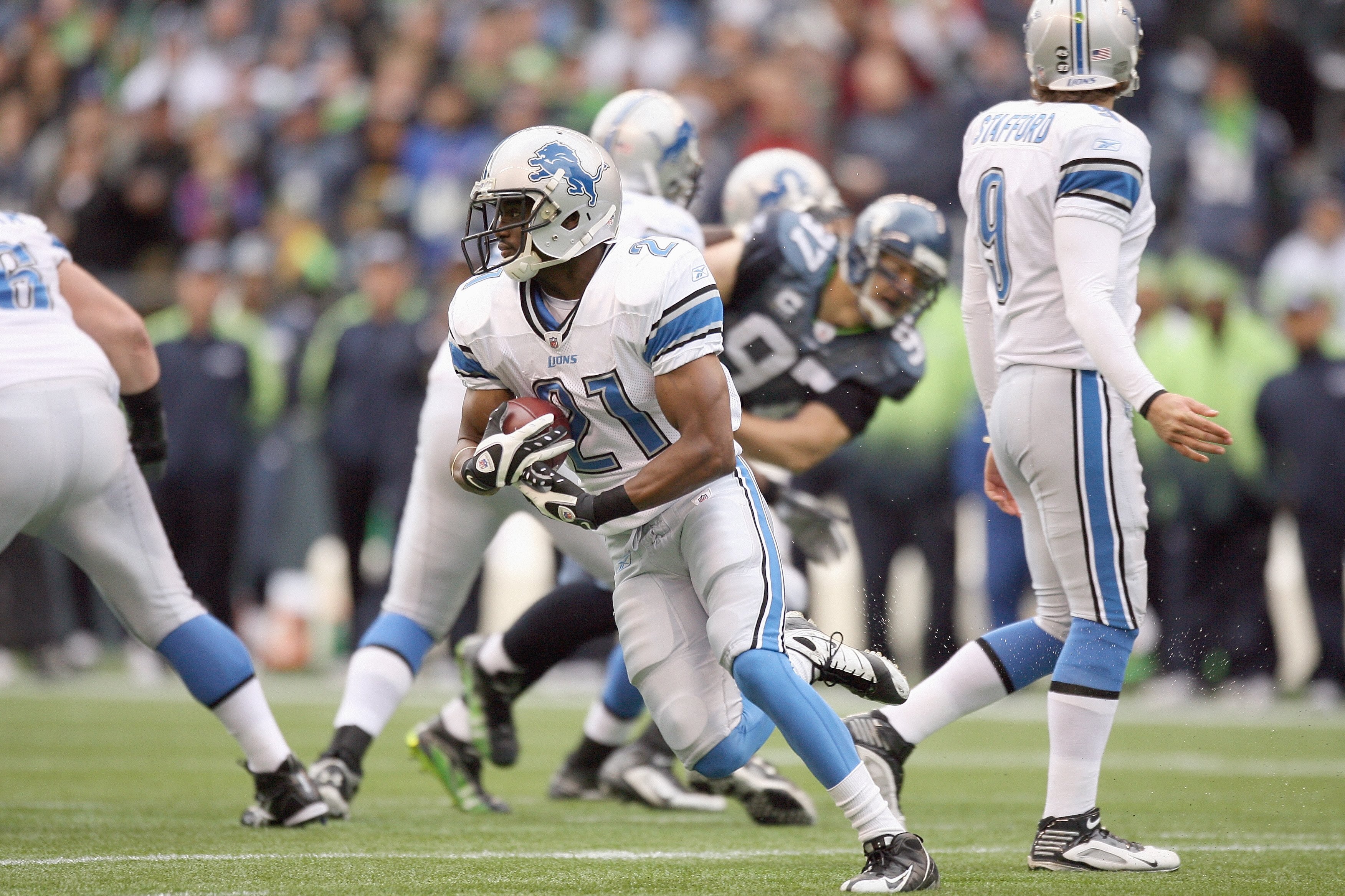 SEATTLE - NOVEMBER 08:  Aaron Brown #21 of the Detroit Lions carries the ball during the game against the Seattle Seahawks on November 8, 2009 at Qwest Field in Seattle, Washington. The Seahawks defeated the Lions 32-20. (Photo by Otto Greule Jr/Getty Ima