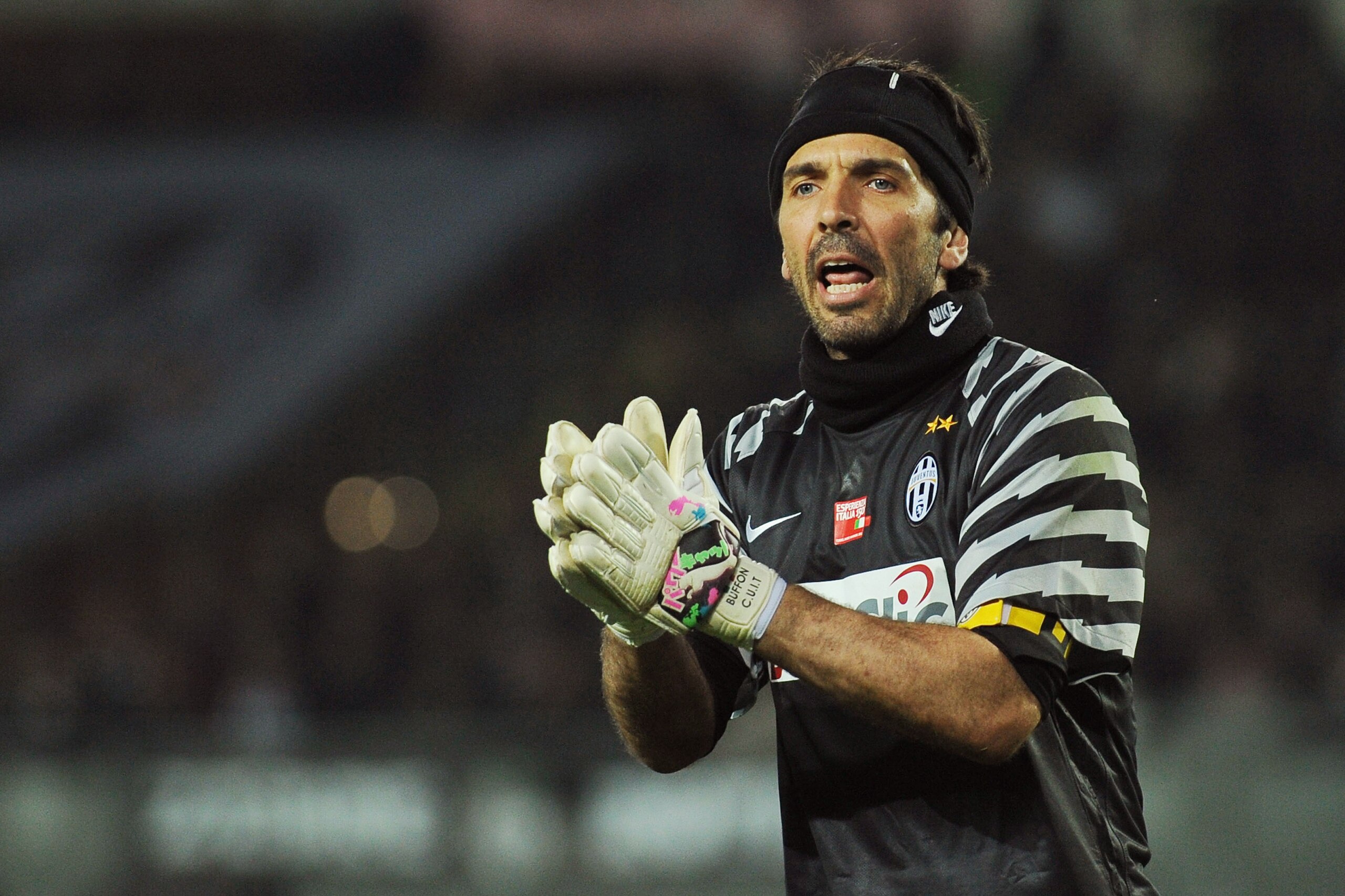 TURIN, ITALY - MARCH 05:  Gianluigi Buffon of Juventus FC issues instructions during the Serie A match between Juventus FC and AC Milan at Olimpico Stadium on March 5, 2011 in Turin, Italy.  (Photo by Valerio Pennicino/Getty Images)