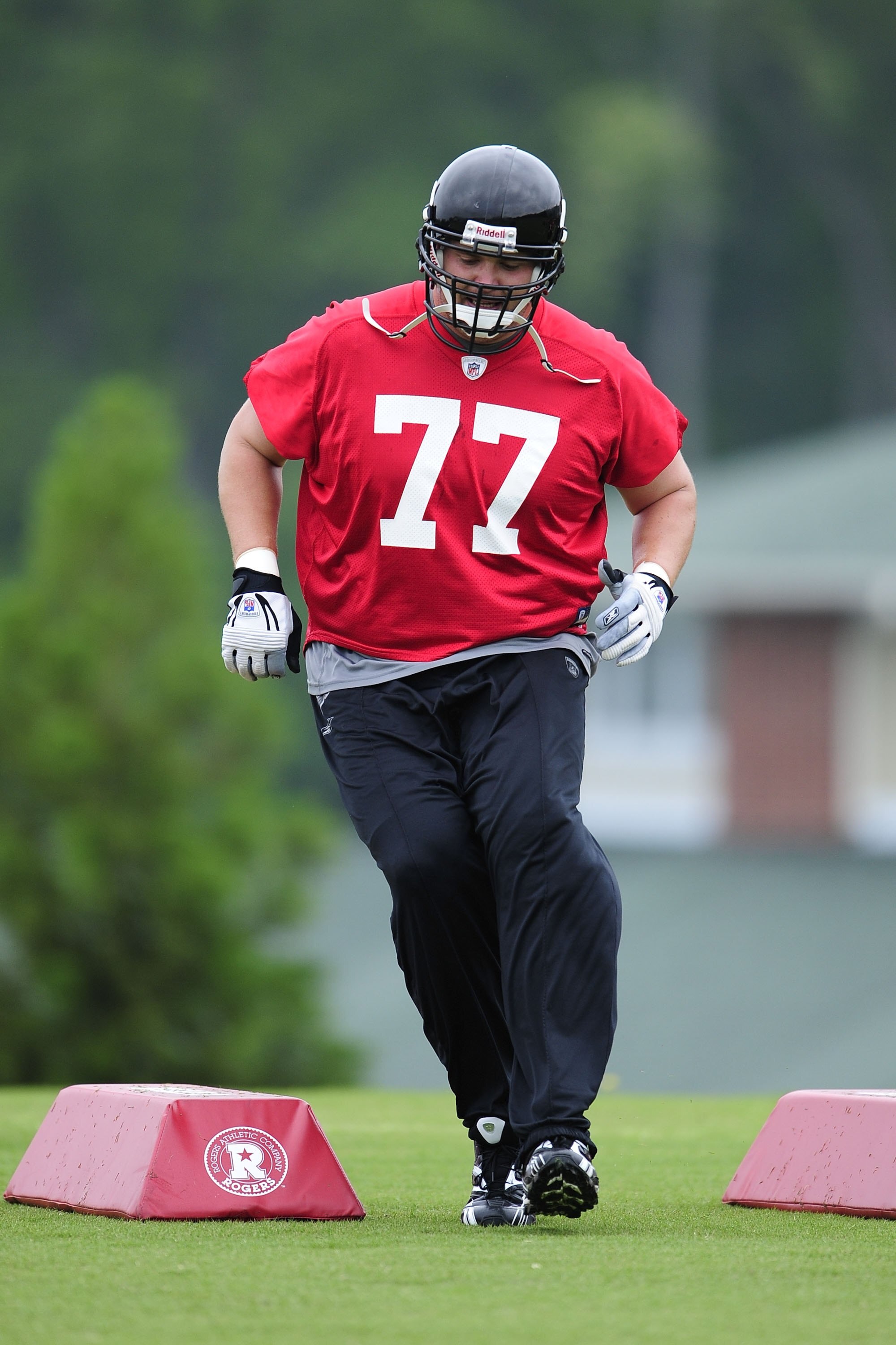 FLOWERY BRANCH, GA - MAY 9: Offensive tackle Tyson Clabo #77 of the Atlanta Falcons works out during minicamp at the Falcons Complex on May 9, 2009 in Flowery Branch, Georgia. (Paul Abell/Getty Images)