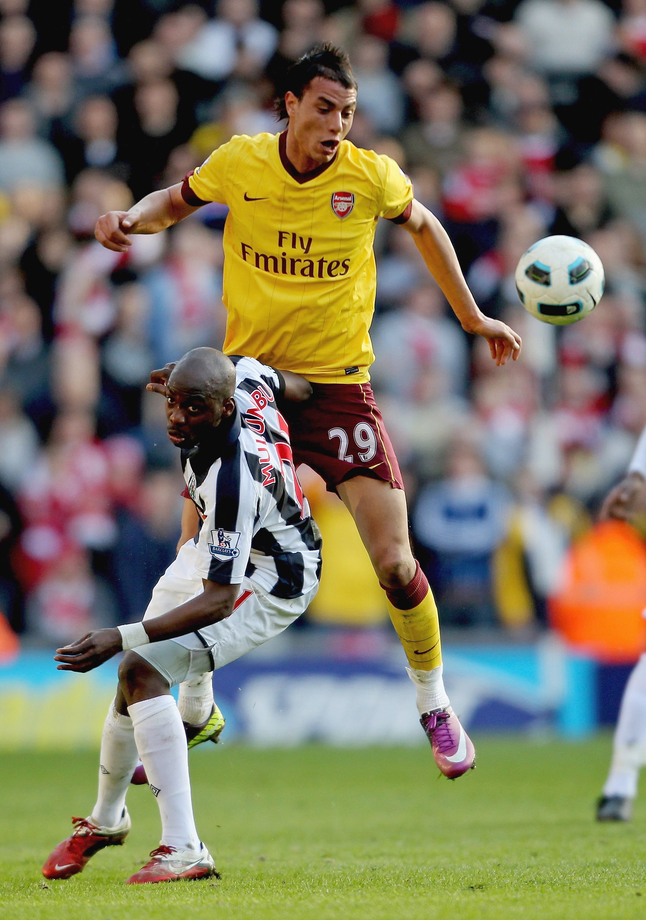 WEST BROMWICH, ENGLAND - MARCH 19: Youssouf Mulumbu of WBA (L) in action with Marouane Chamakh of Arsenal during the Barclays Premier League match between West Bromwich Albion and Arsenal at The Hawthorns on March 19, 2011 in West Bromwich, England.  (Pho