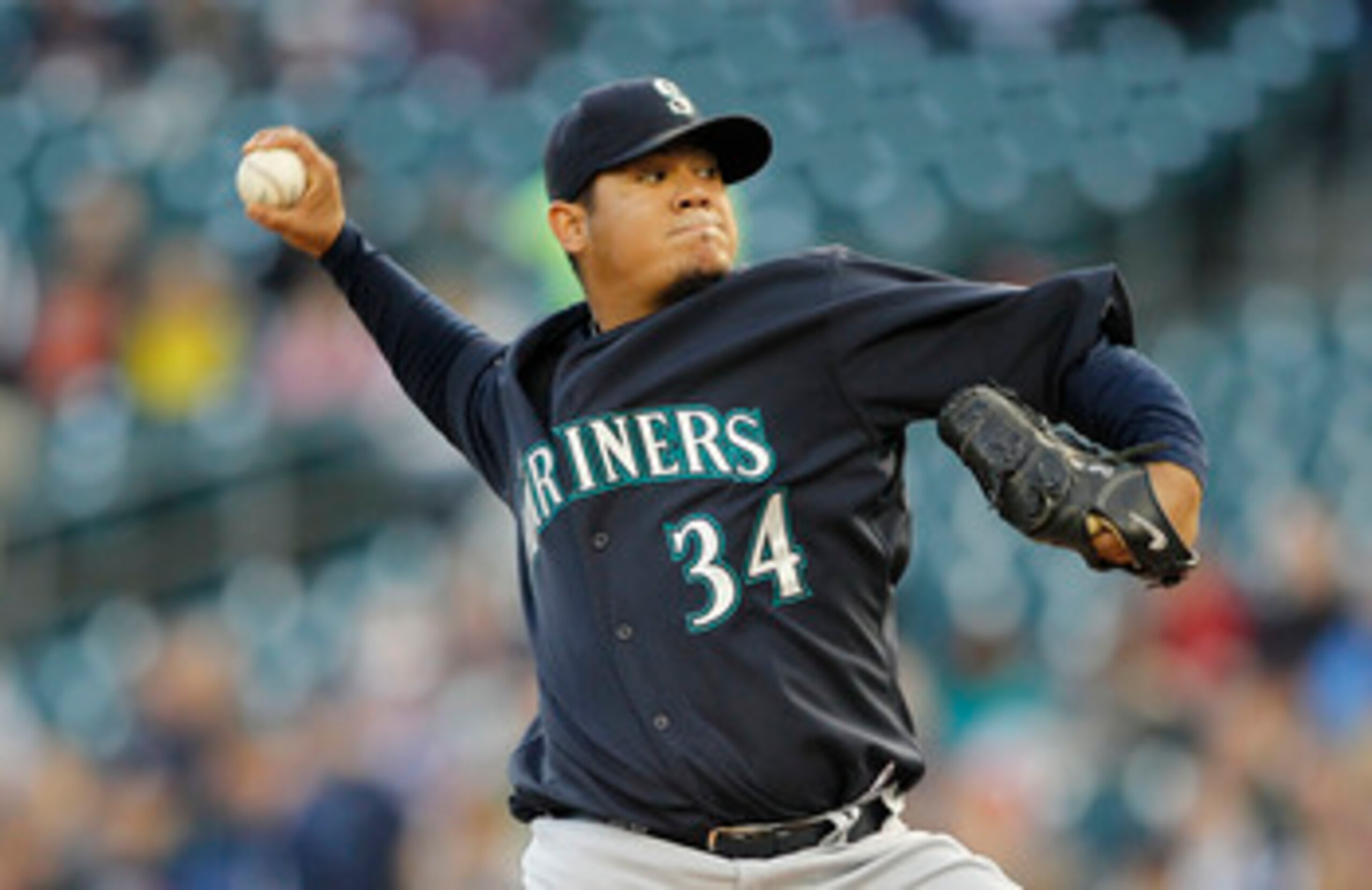 DETROIT - APRIL 26:  Felix Hernandez #34 of the Seattle Mariners pitches in the third inning of the game against the Detroit Tigers at Comerica Park on April 26, 2011 in Detroit, Michigan.  (Photo by Leon Halip/Getty Images)