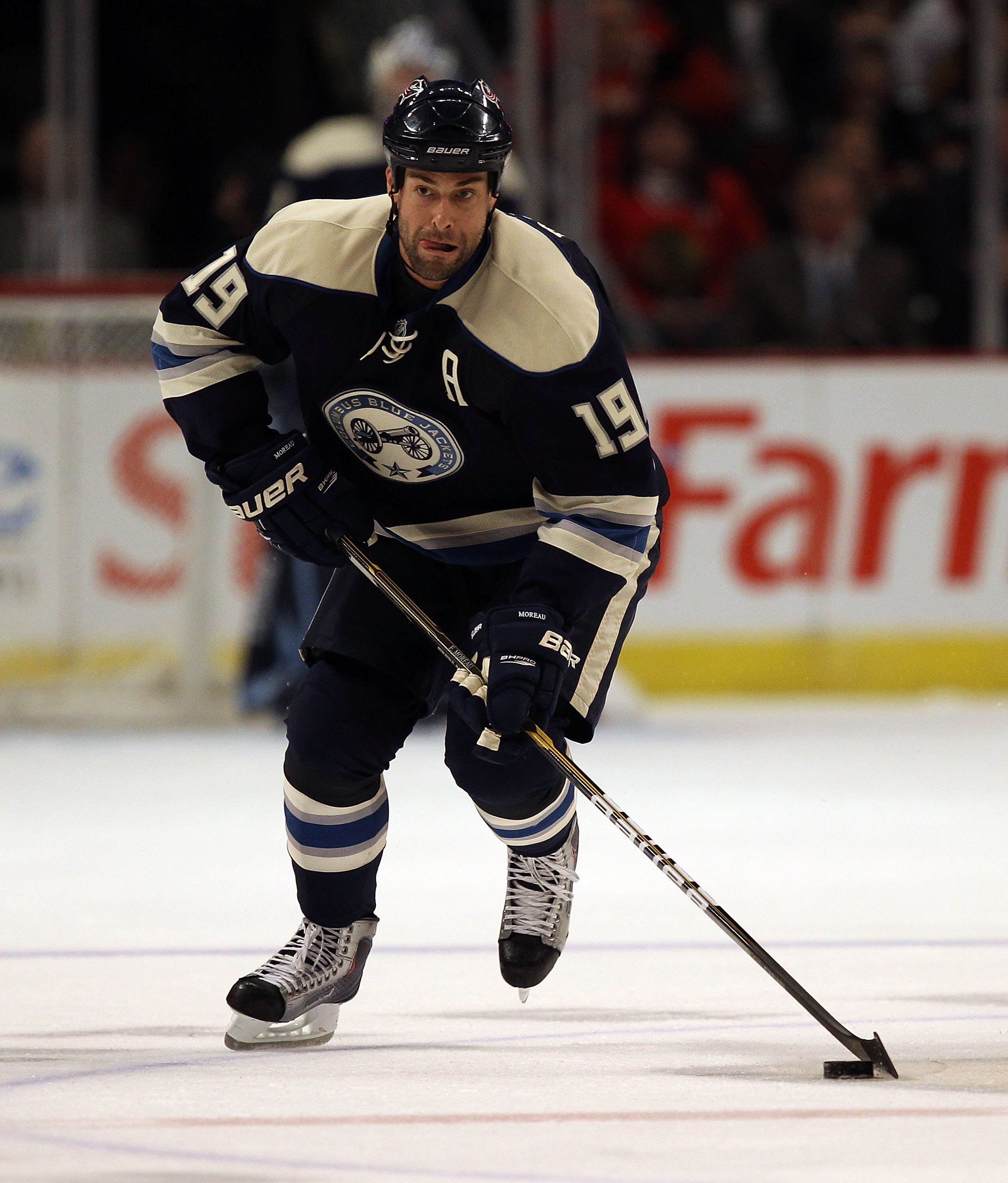 CHICAGO, IL - FEBRUARY 18: Ethan Moreau #19 of the Columbus Blue Jackets controls the puck against the Chicago Blackhawks at the United Center on February 18, 2011 in Chicago, Illinois. The Blue Jackets defeated the Blackhawks 4-3. (Photo by Jonathan Dani