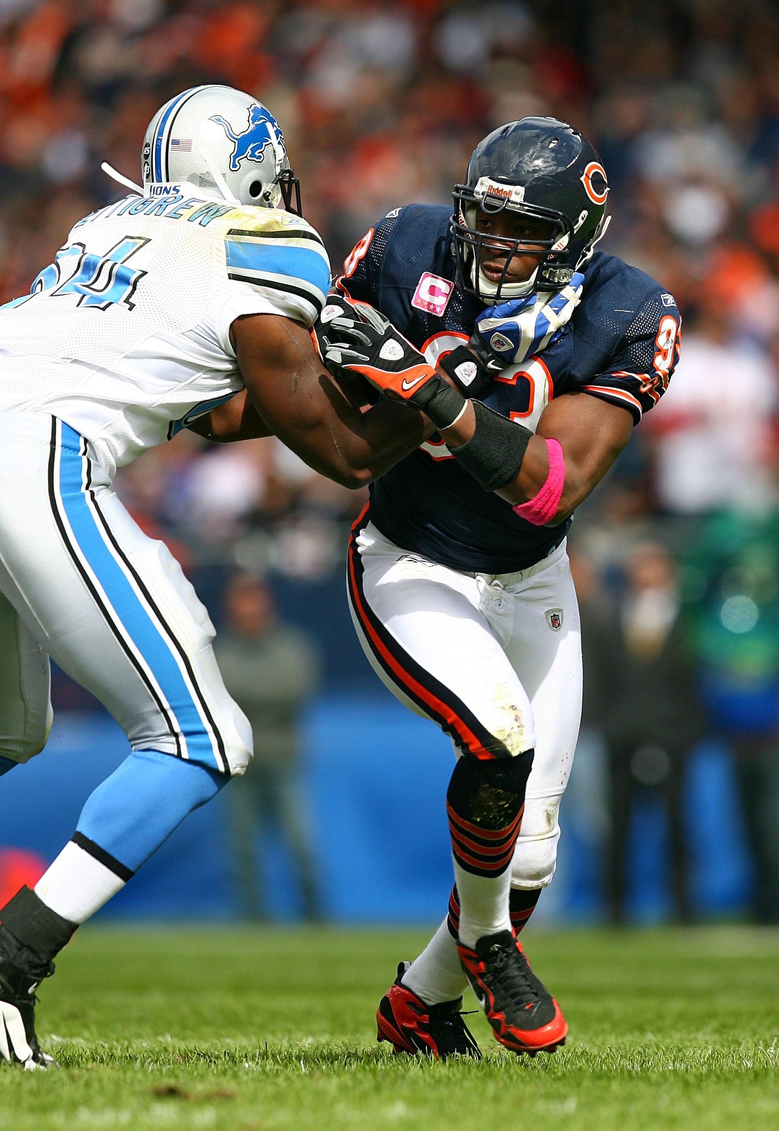 CHICAGO - OCTOBER 04: Adewale Ogunleye #93 of the Chicago Bears rushes against Brandon Pettigrew #84 of the Detroit Lions on October 4, 2009 at Soldier Field in Chicago, Illinois. The Bears defeated the Lions 48-24. (Photo by Jonathan Daniel/Getty Images)