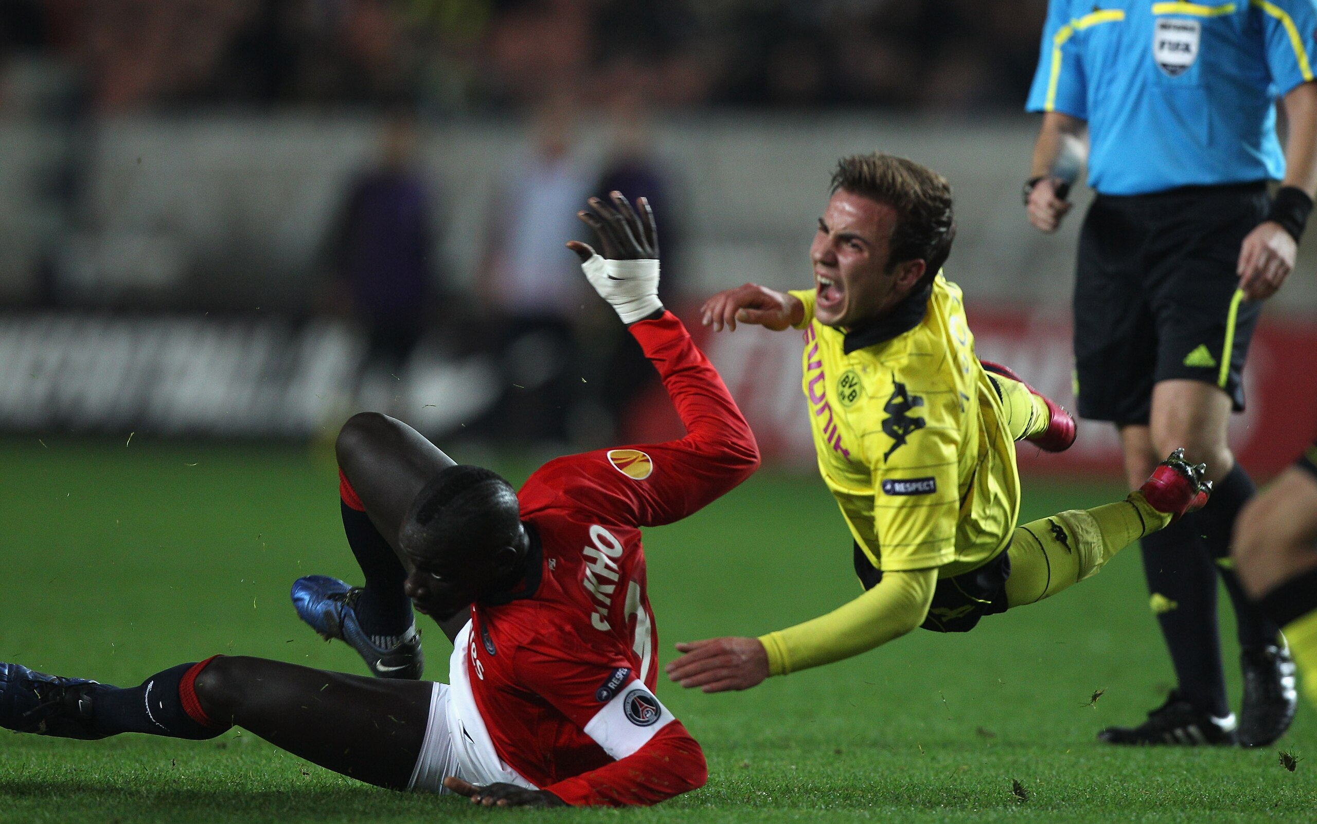 PARIS - NOVEMBER 04: Mario Gotze (r) of Borussia is fouled by Mamadou Sakho during the UEFA Europa League Group J match between Paris Saint Germain and Borussia Dortmund at the Parc des Princes on November 4, 2010 in Paris, France. (Photo by Michael Stee PARIS - NOVEMBER 04: Mario Gotze (r) of Borussia is fouled by Mamadou Sakho during the UEFA Europa League Group J match between Paris Saint Germain and Borussia Dortmund at the Parc des Princes on November 4, 2010 in Paris, France. (Photo by Michael Stee