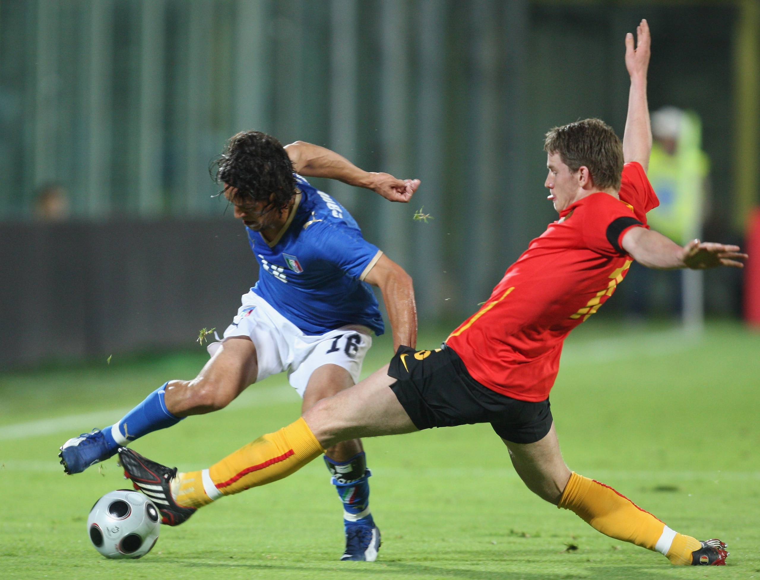 FLORENCE, ITALY - MAY 30: German Mauro Camoranesi of Italy tangles with Jan Vertonghen of Belgium during the international friendly between Italy and Belgium at the Artemio Franchi Stadium on May 30, 2008 in Florence, Italy. (Photo by Mark Thompson/Getty FLORENCE, ITALY - MAY 30: German Mauro Camoranesi of Italy tangles with Jan Vertonghen of Belgium during the international friendly between Italy and Belgium at the Artemio Franchi Stadium on May 30, 2008 in Florence, Italy. (Photo by Mark Thompson/Getty
