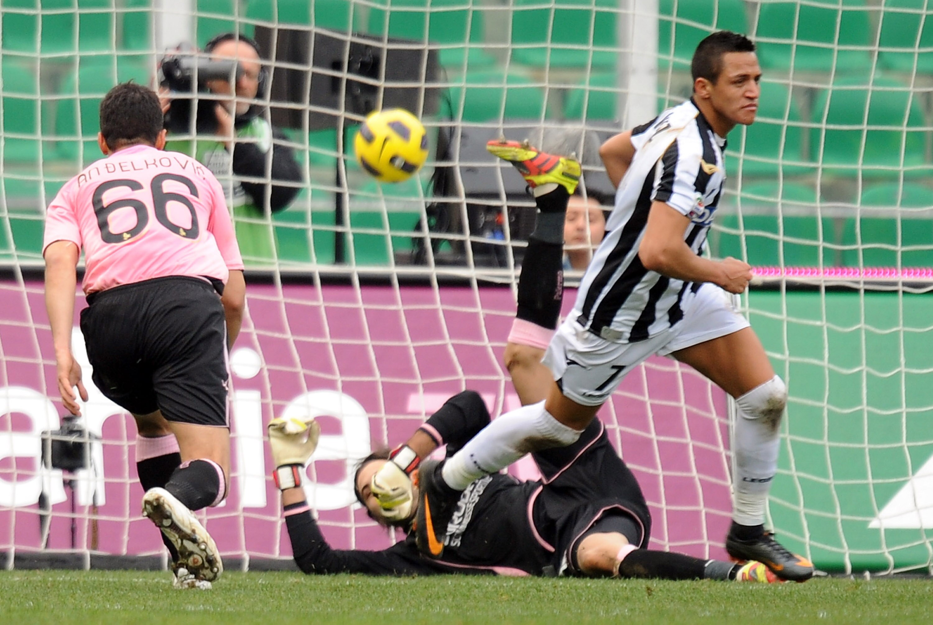 PALERMO, ITALY - FEBRUARY 27:  Alexis Sanchez (C) of Udinese scores his team's fifth goal during the Serie A match between US Citta di Palermo and Udinese Calcio at Stadio Renzo Barbera on February 27, 2011 in Palermo, Italy.  (Photo by Tullio M. Puglia/G