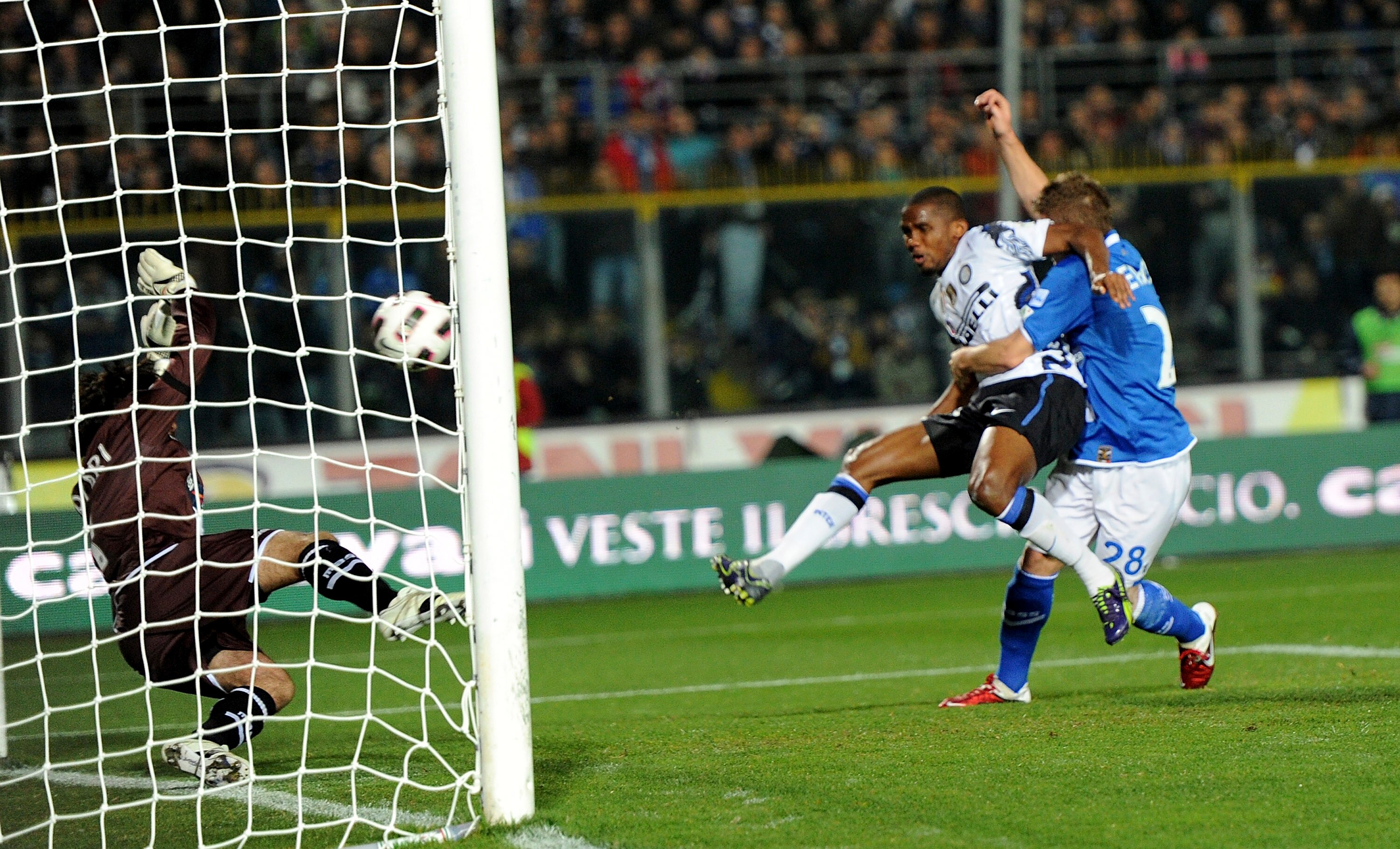 BRESCIA, ITALY - MARCH 11:  Samuel Eto'o (C) scores his opening goal during the Serie A match between Brescia Calcio and FC Internazionale Milano at Mario Rigamonti Stadium on March 11, 2011 in Brescia, Italy.  (Photo by Dino Panato/Getty Images)