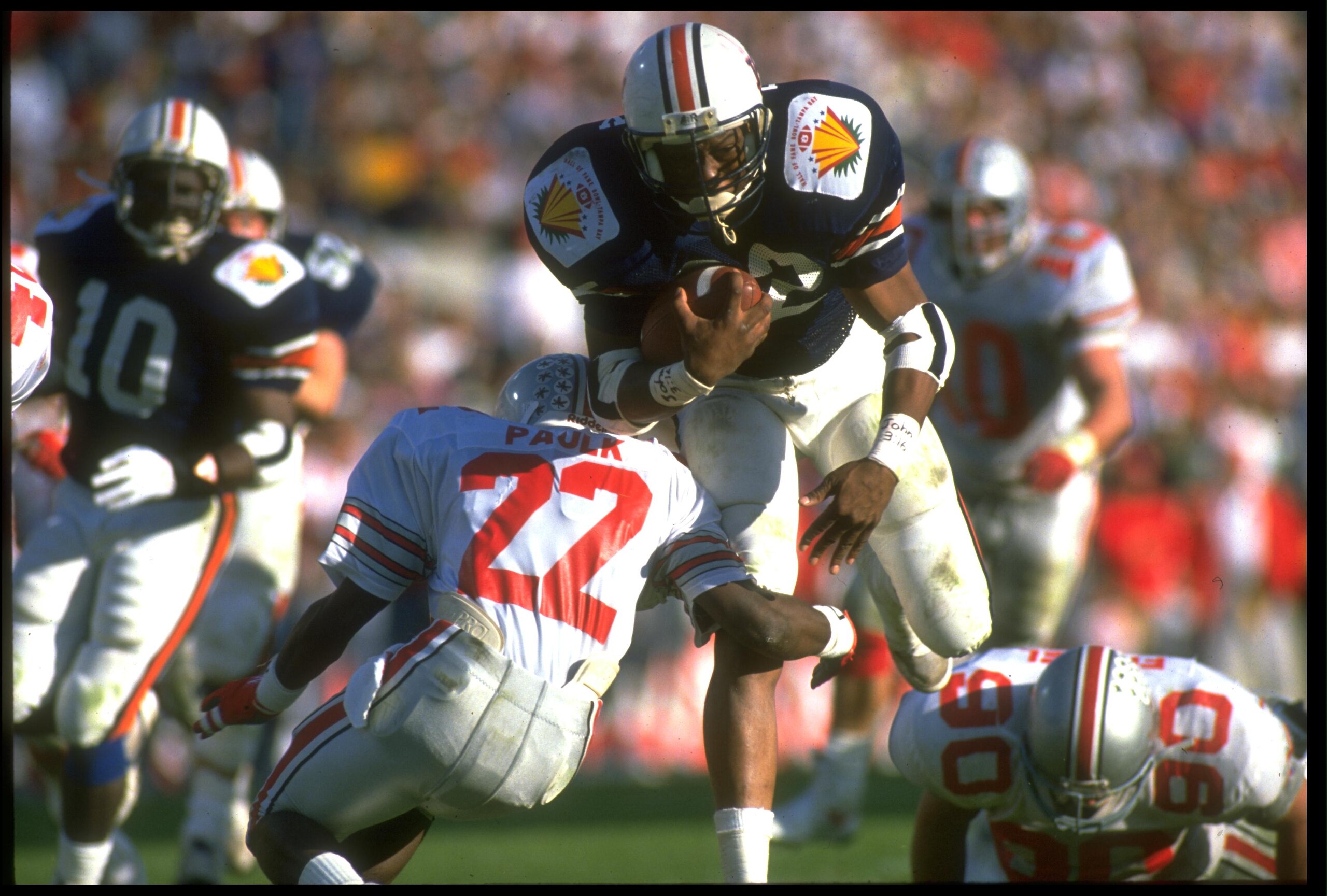 STACY DANLEY, RUNNING BACK FOR AUBURN, RUNS IN TO FOSTER PAULK OF OHIO STATE DURING THE 1990 HALL OF FAME BOWL AT TAMPA STADIUM IN TAMPA BAY, FLORIDA. MANDATORY CREDIT: SCOTT HALLERAN/ALLSPORT